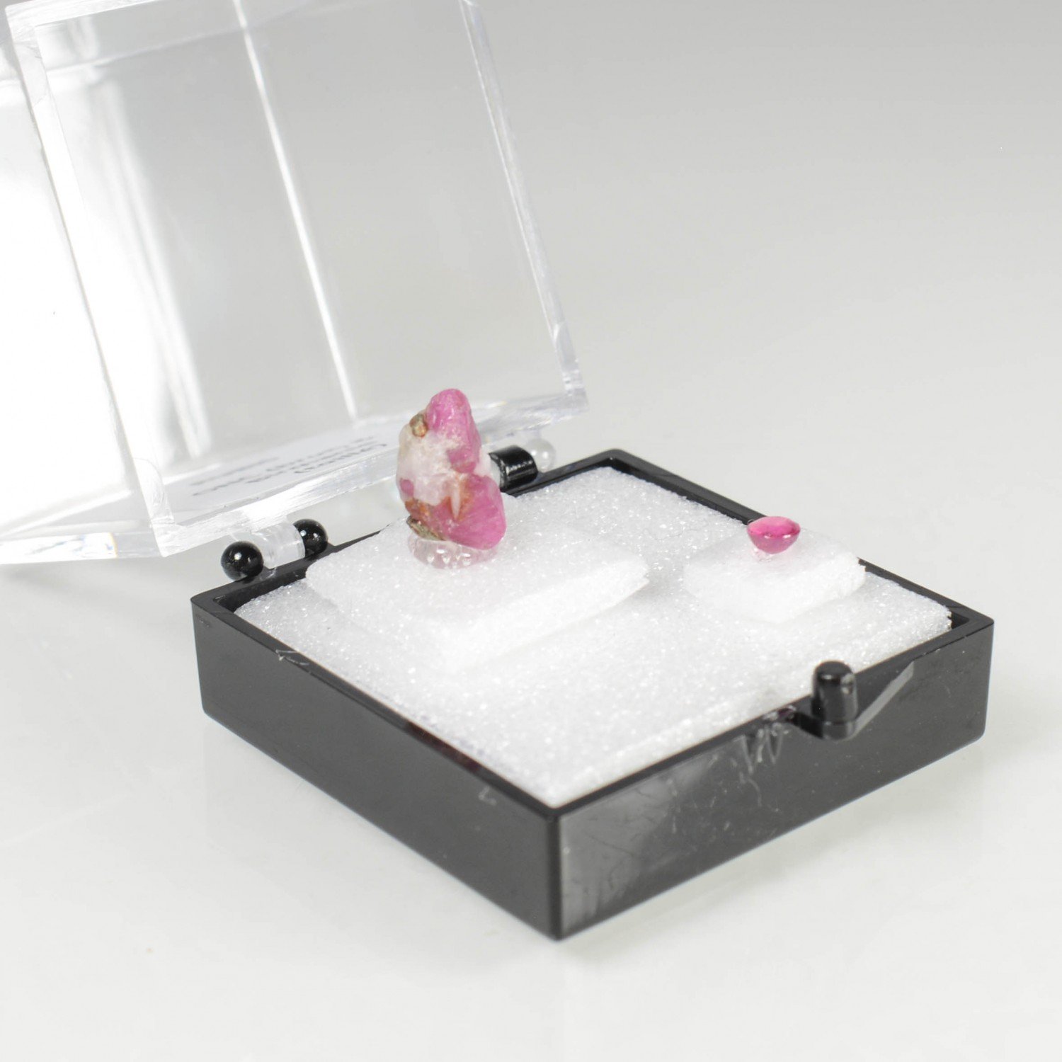 RUBIS -  pierre taillée et pierre brute