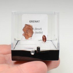 GARNET - cut stone and rough stone