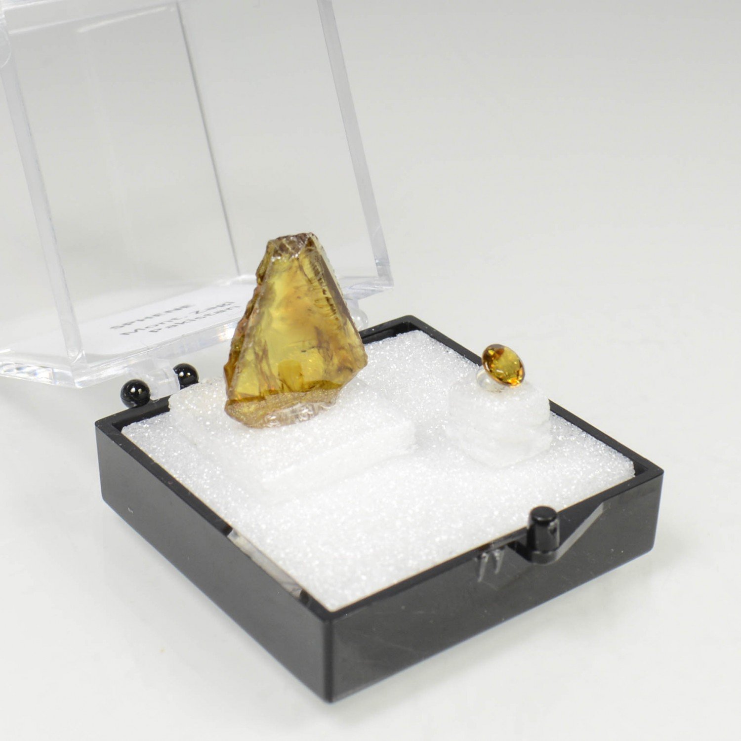 SPHENE - pierre taillée et pierre cristallisée SPHENE - pierre taillée et pierre cristallisée