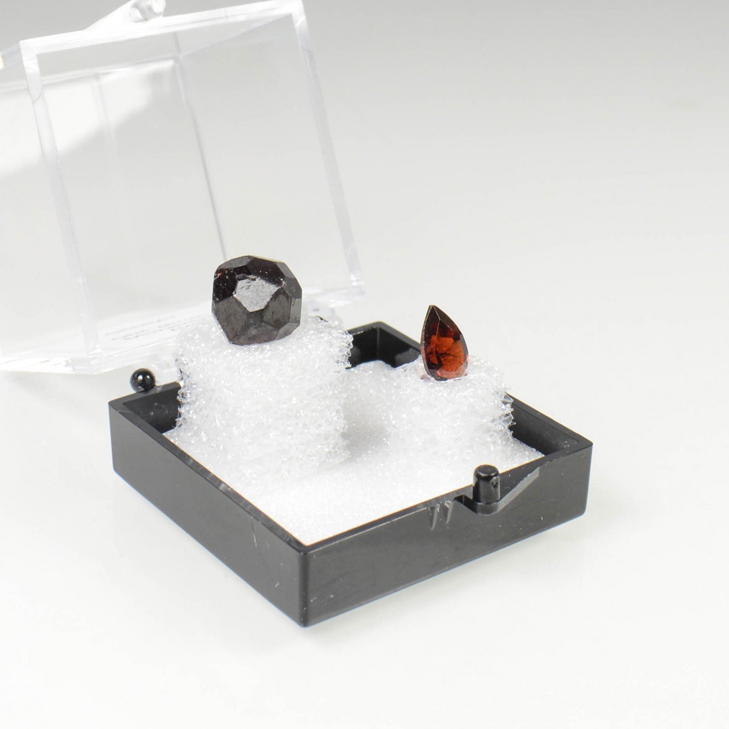 GARNET - cut stone and crystallized stone