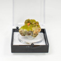 Pyromorphite and crocoite - Nontron, Dordogne, France