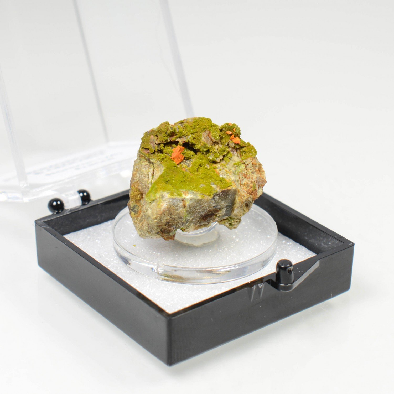 Pyromorphite and crocoite - Nontron, Dordogne, France