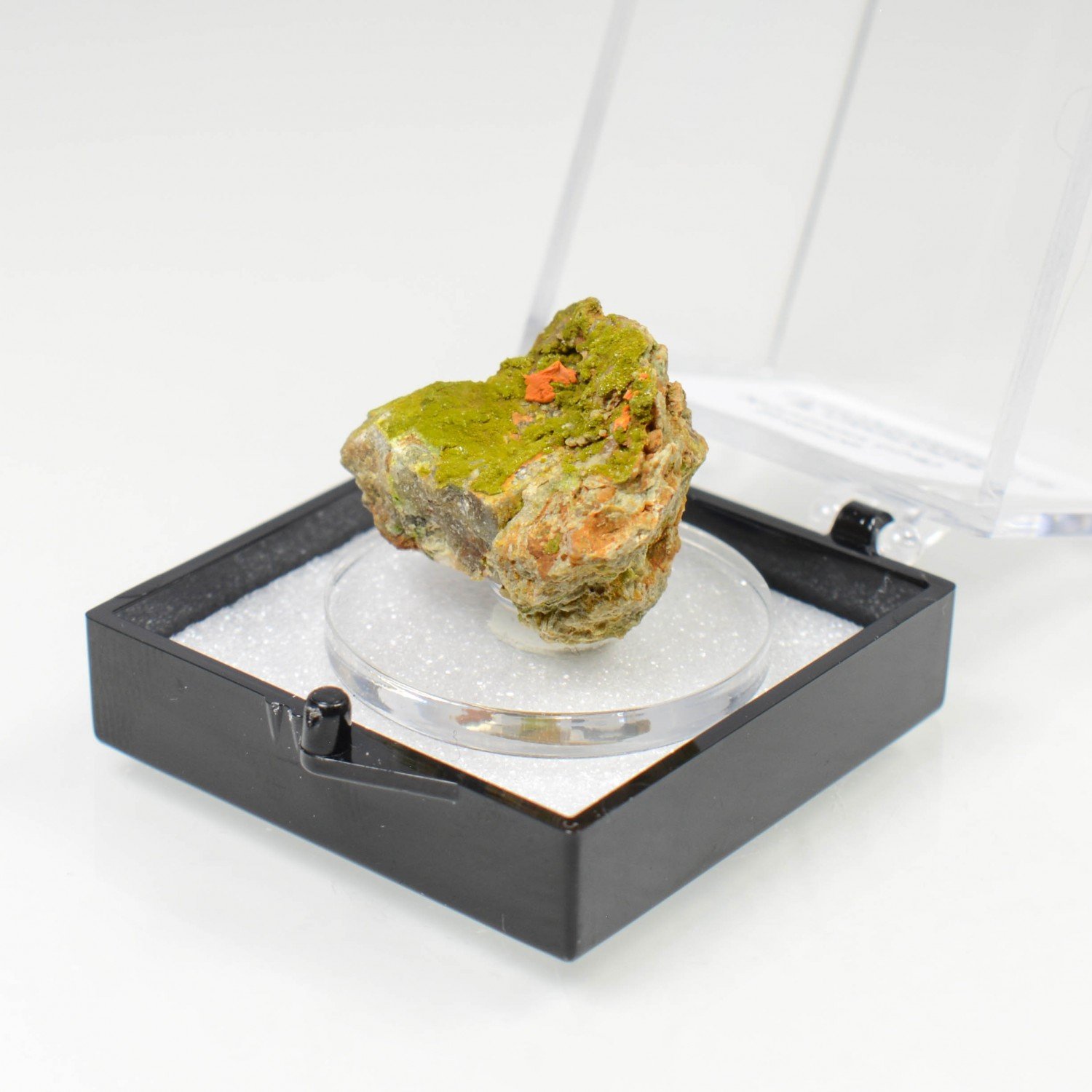 Pyromorphite and crocoite - Nontron, Dordogne, France