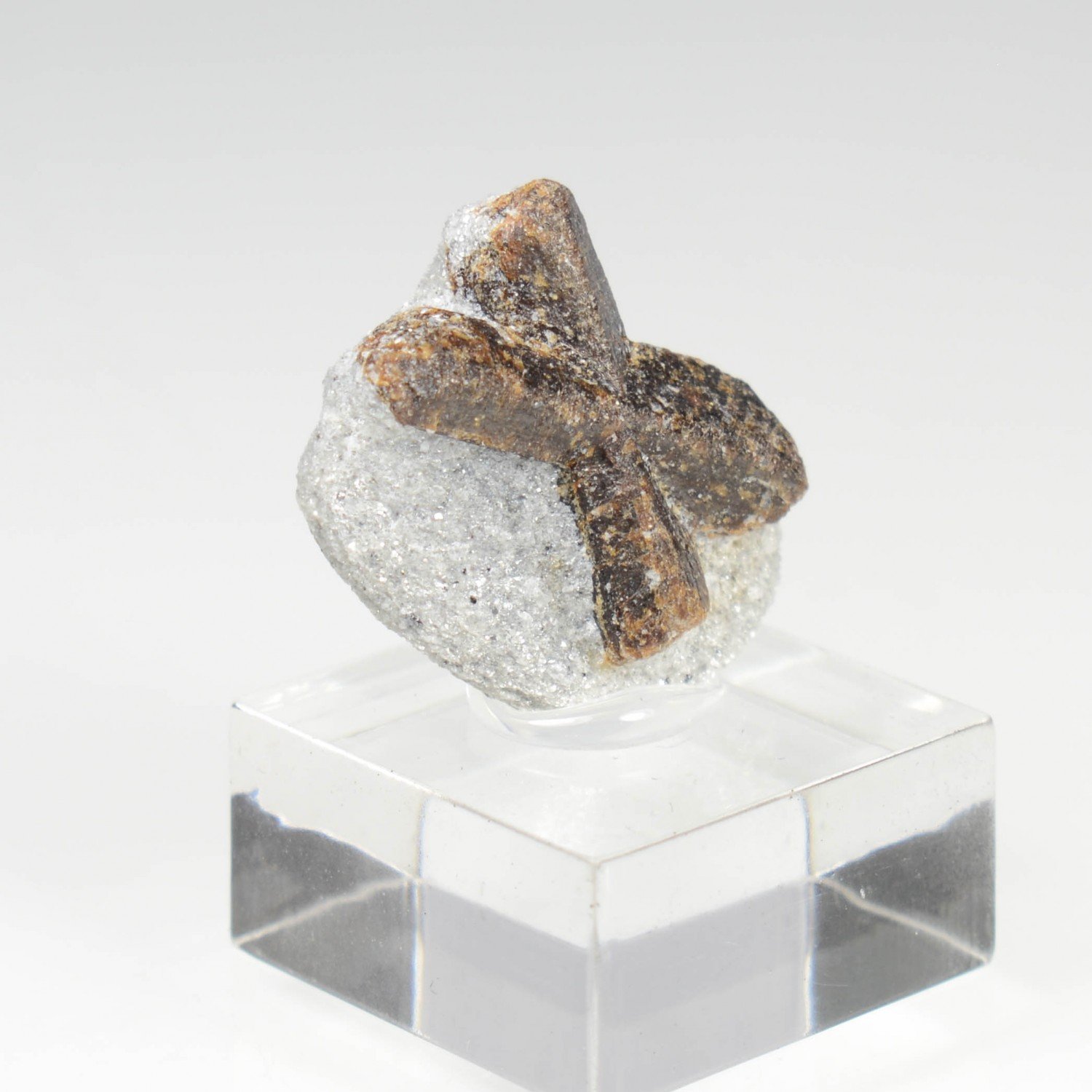 Staurotide - Semiostrovye, Péninsule de Kola, Russie Staurotide - Semiostrovye, Péninsule de Kola, Russie