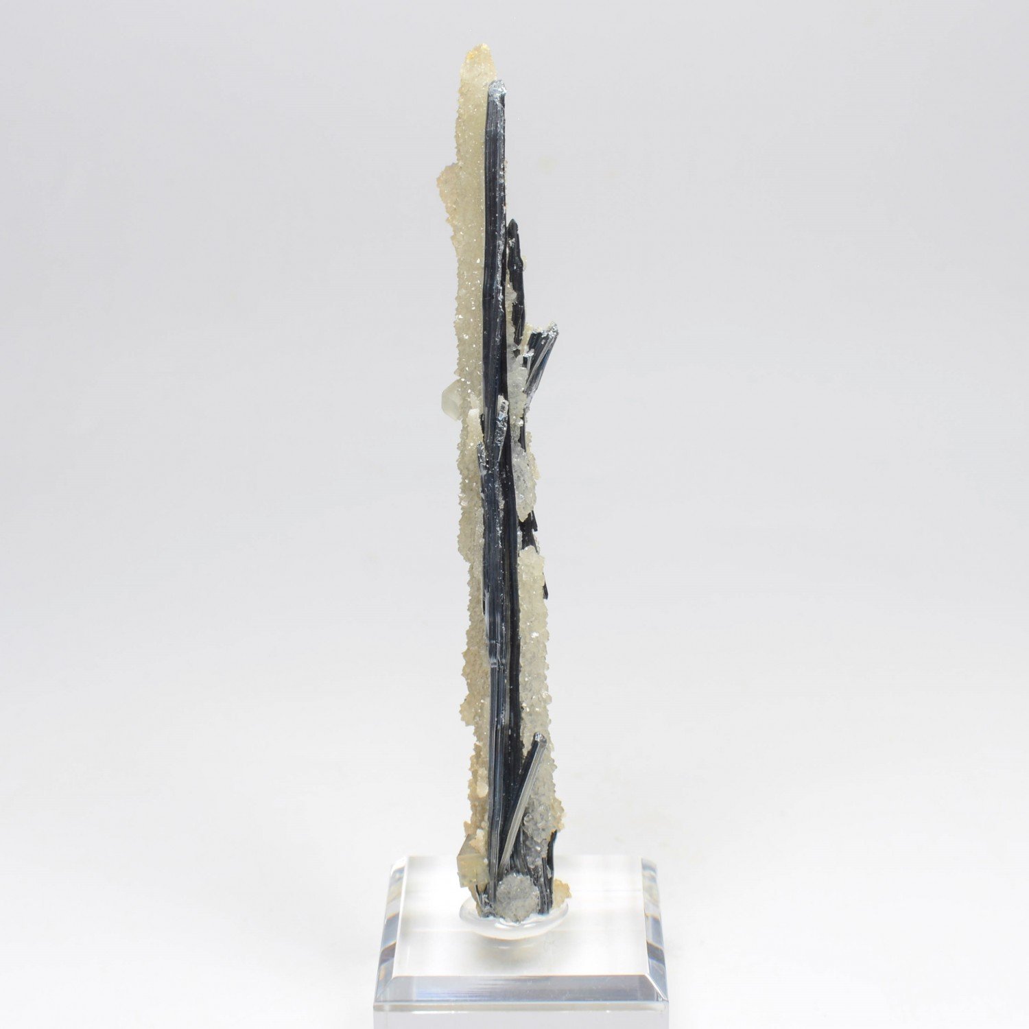 Fluorite and quartz on stibnite - Jiangxi Province, China Fluorite and quartz on stibnite - Jiangxi Province, China