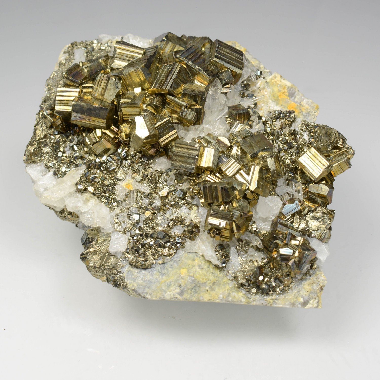 Pyrite et quartz - Kalimantan, Indonésie Pyrite et quartz - Kalimantan, Indonésie