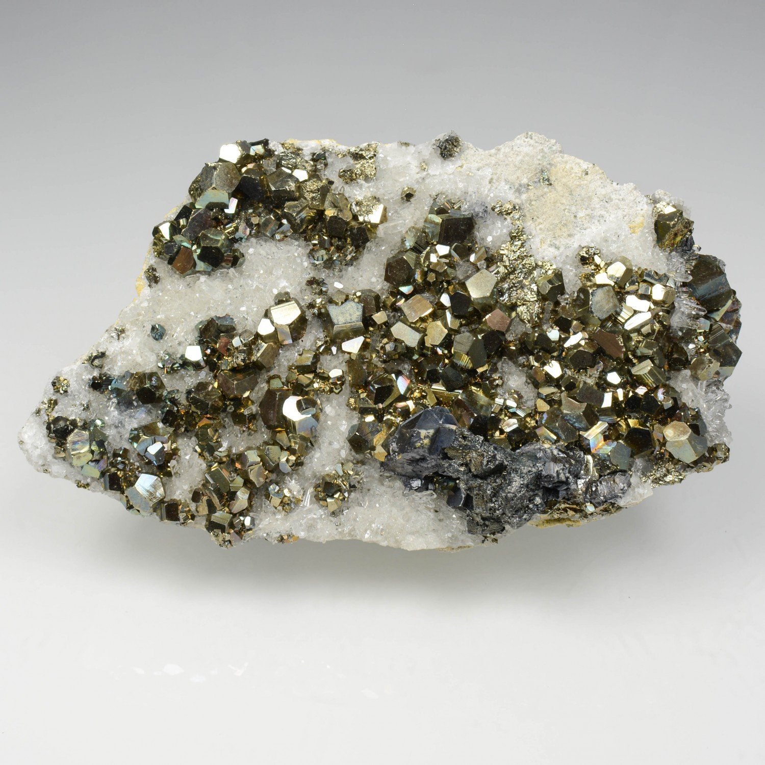 Pyrite, quartz et galène - Kalimantan, Indonésie Pyrite, quartz et galène - Kalimantan, Indonésie