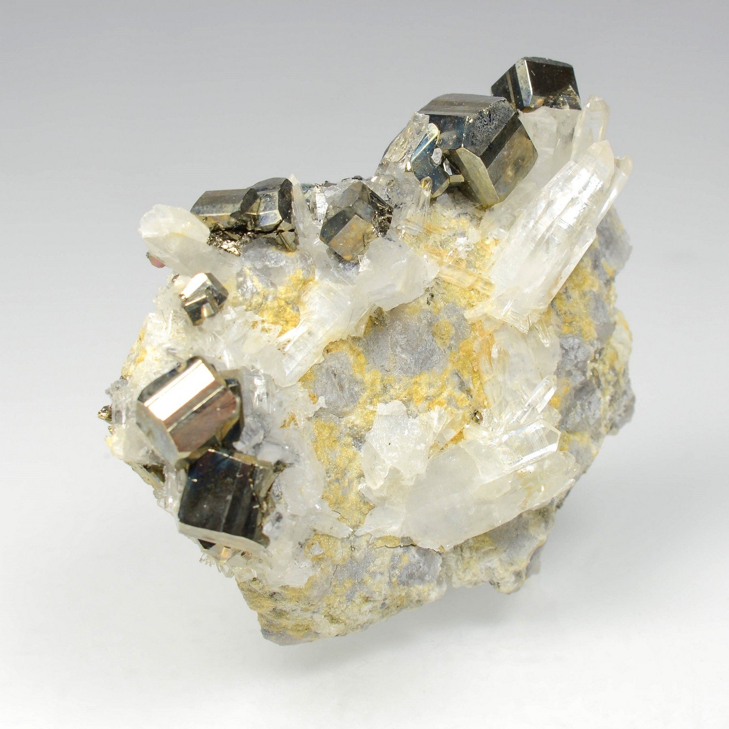 Pyrite et quartz - Kalimantan, Indonésie Pyrite et quartz - Kalimantan, Indonésie