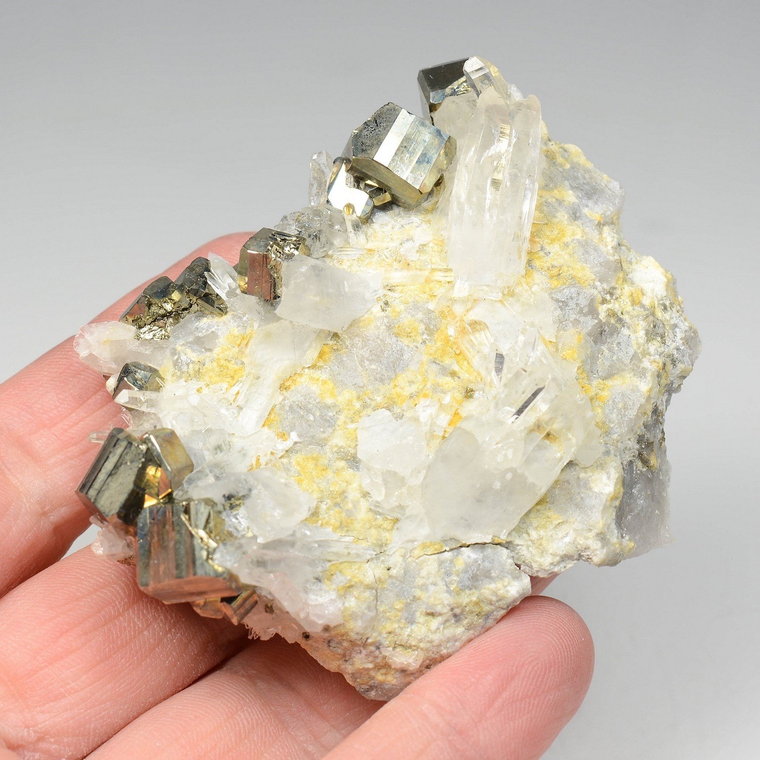 Pyrite et quartz - Kalimantan, Indonésie Pyrite et quartz - Kalimantan, Indonésie