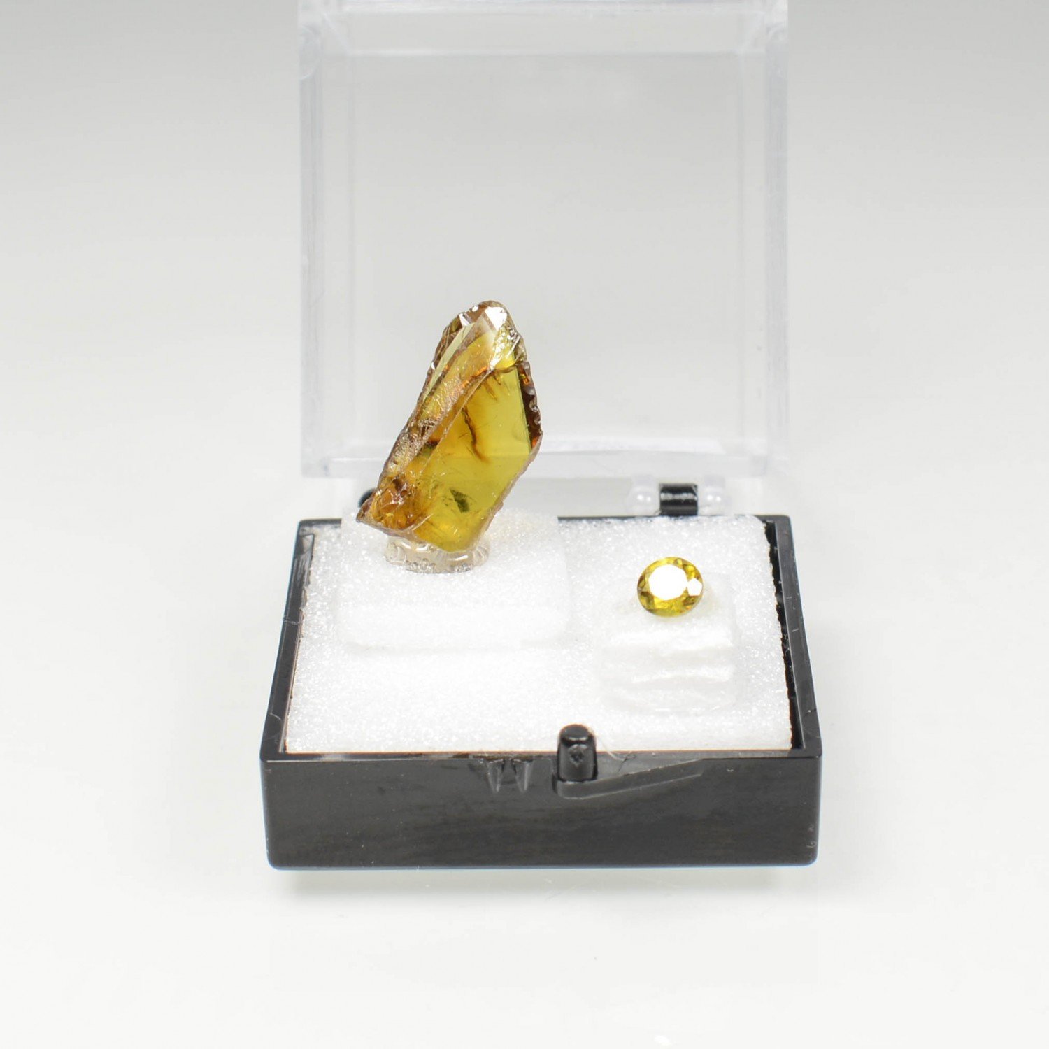 SPHENE Duo - cut stone and crystallised stone
