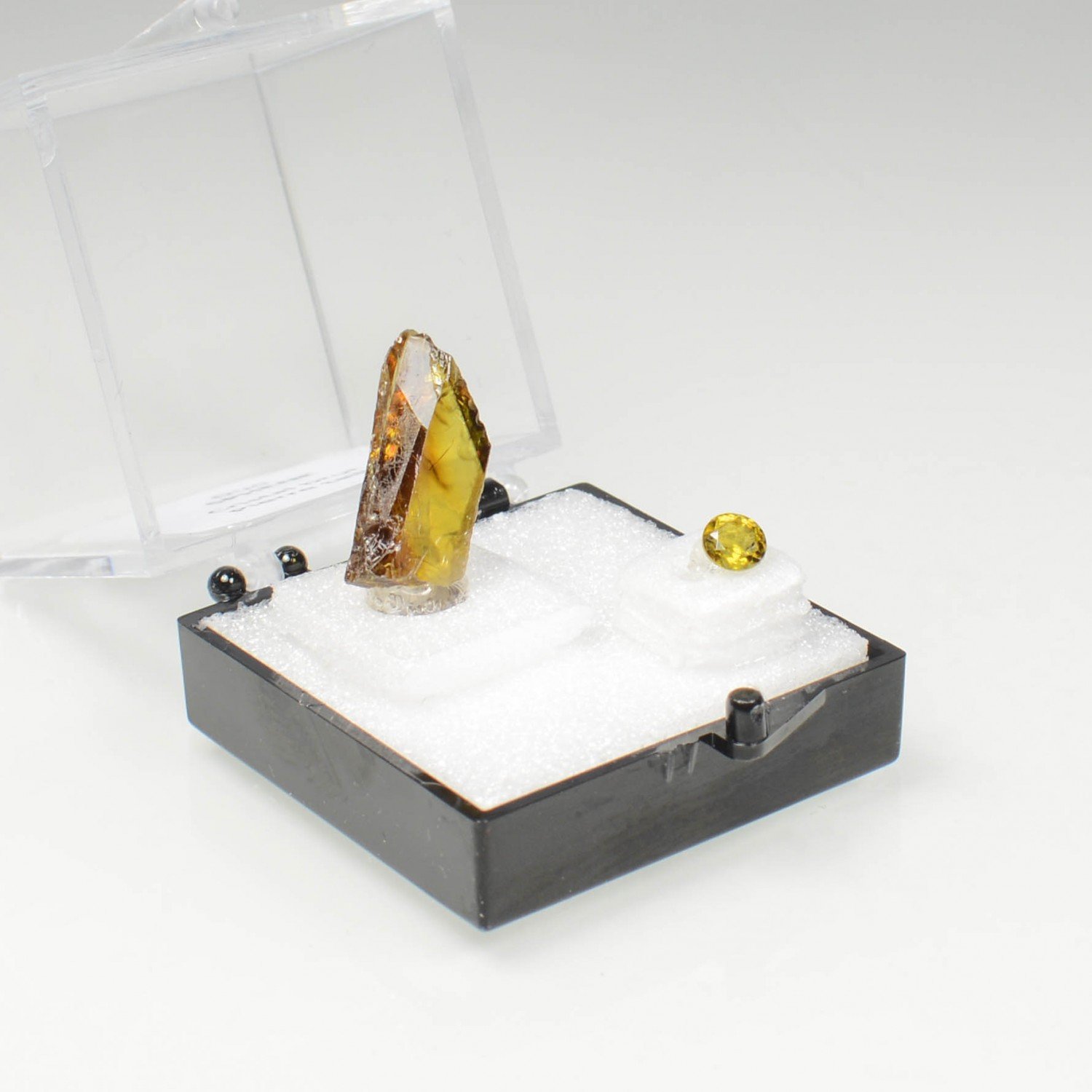 SPHENE Duo - cut stone and crystallised stone