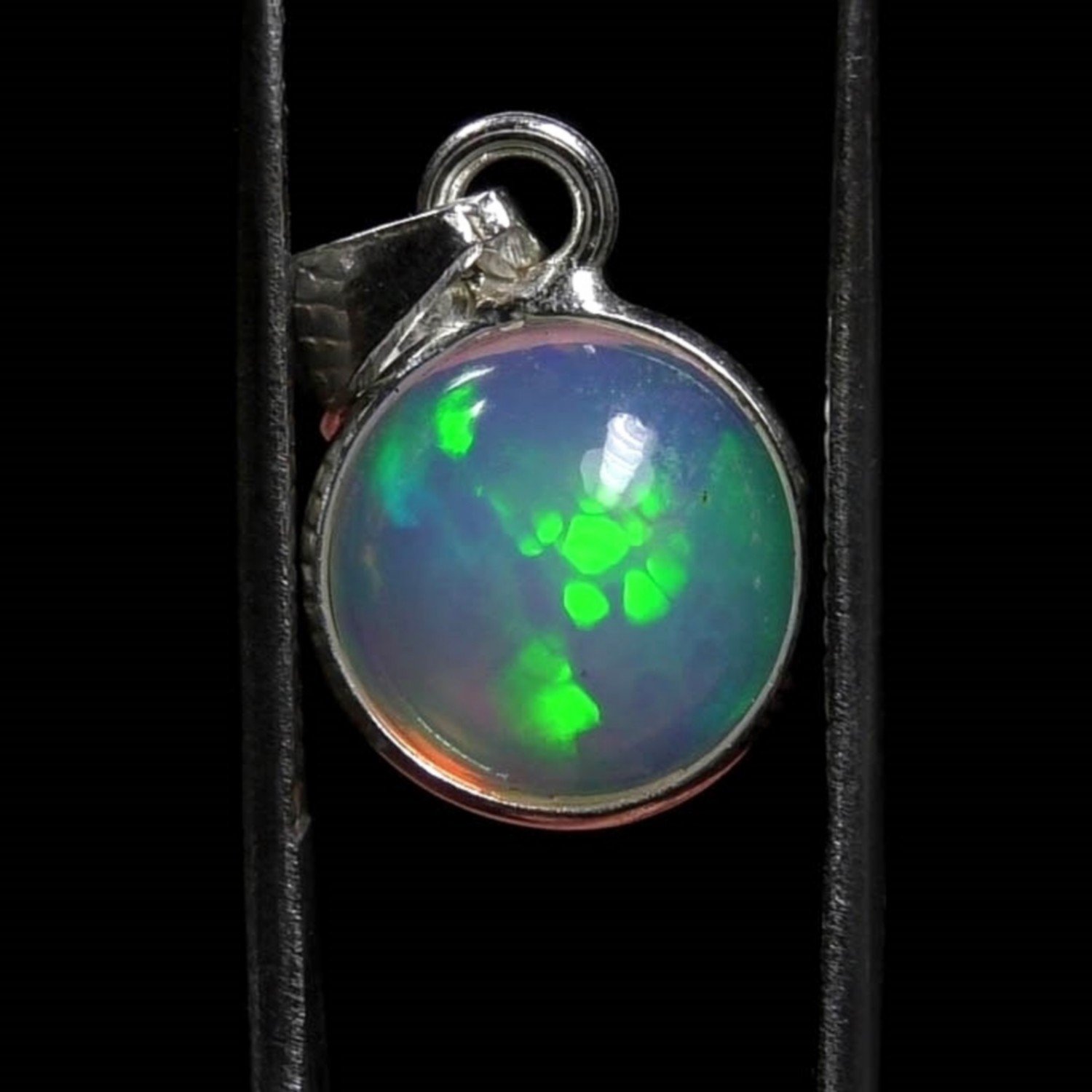 Welo opal pendant - Ethiopia