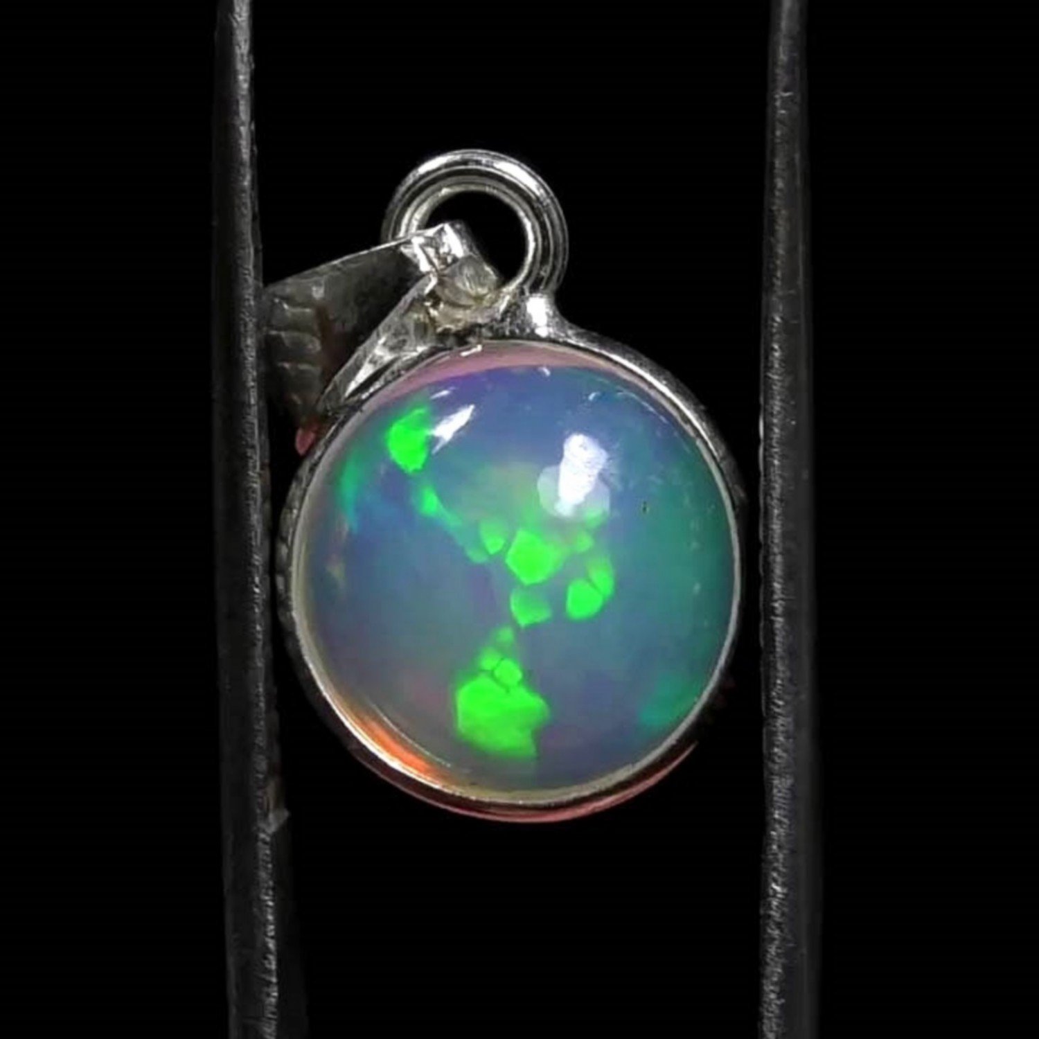 Welo opal pendant - Ethiopia