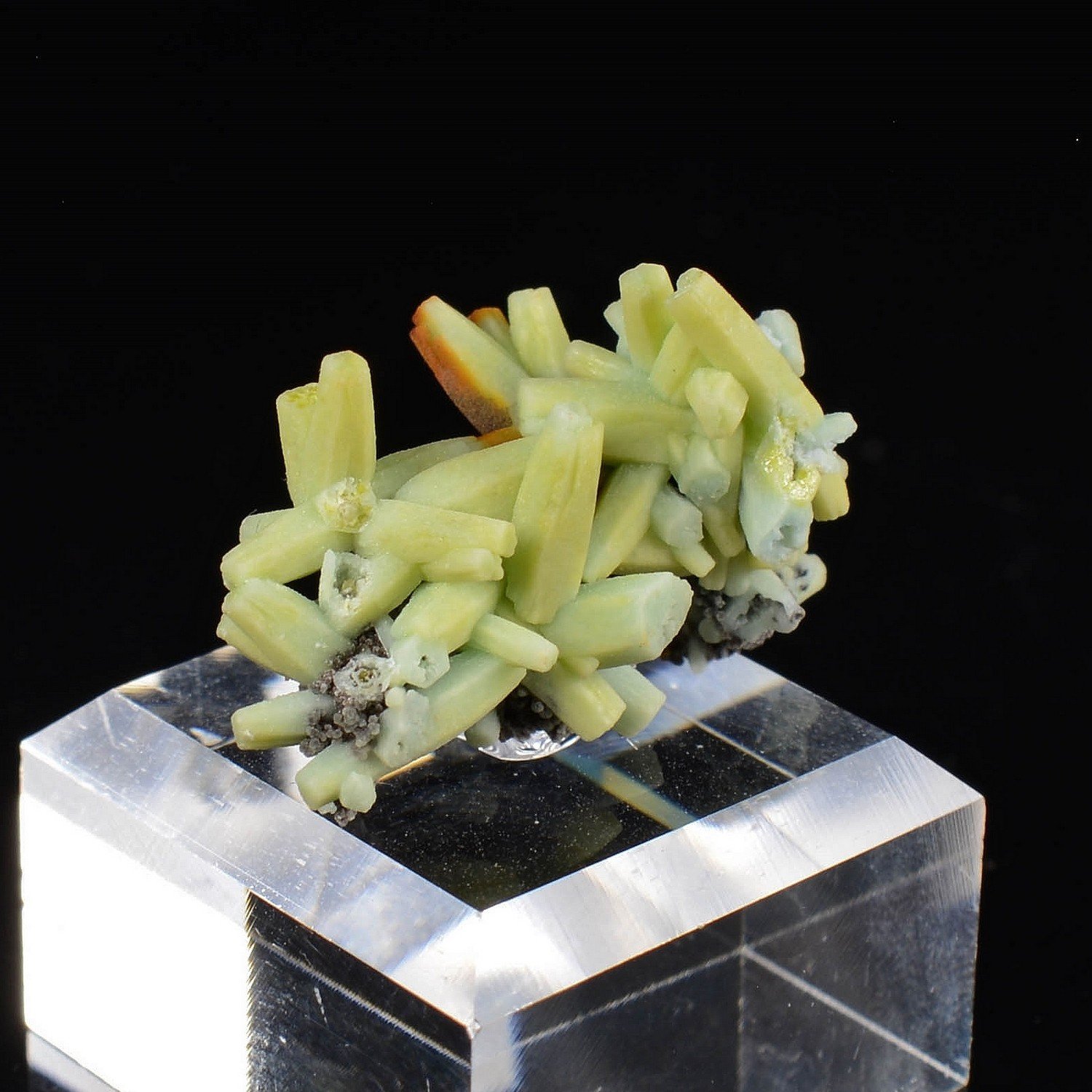 Plumbogummite psm après pyromorphite - Mine Yangshuo, Chine Plumbogummite psm après pyromorphite - Mine Yangshuo, Chine