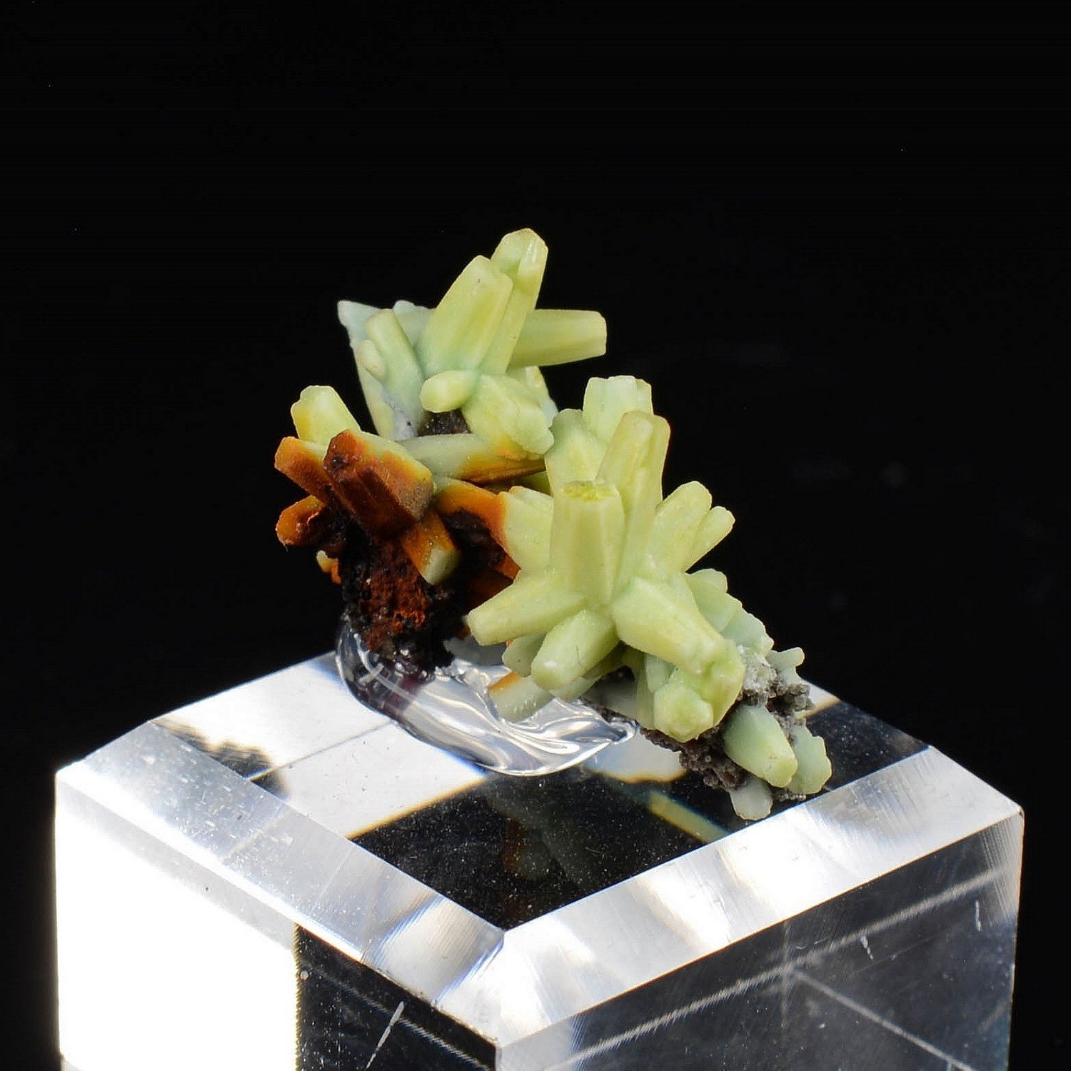 Plumbogummite psm après pyromorphite - Mine Yangshuo, Chine Plumbogummite psm après pyromorphite - Mine Yangshuo, Chine