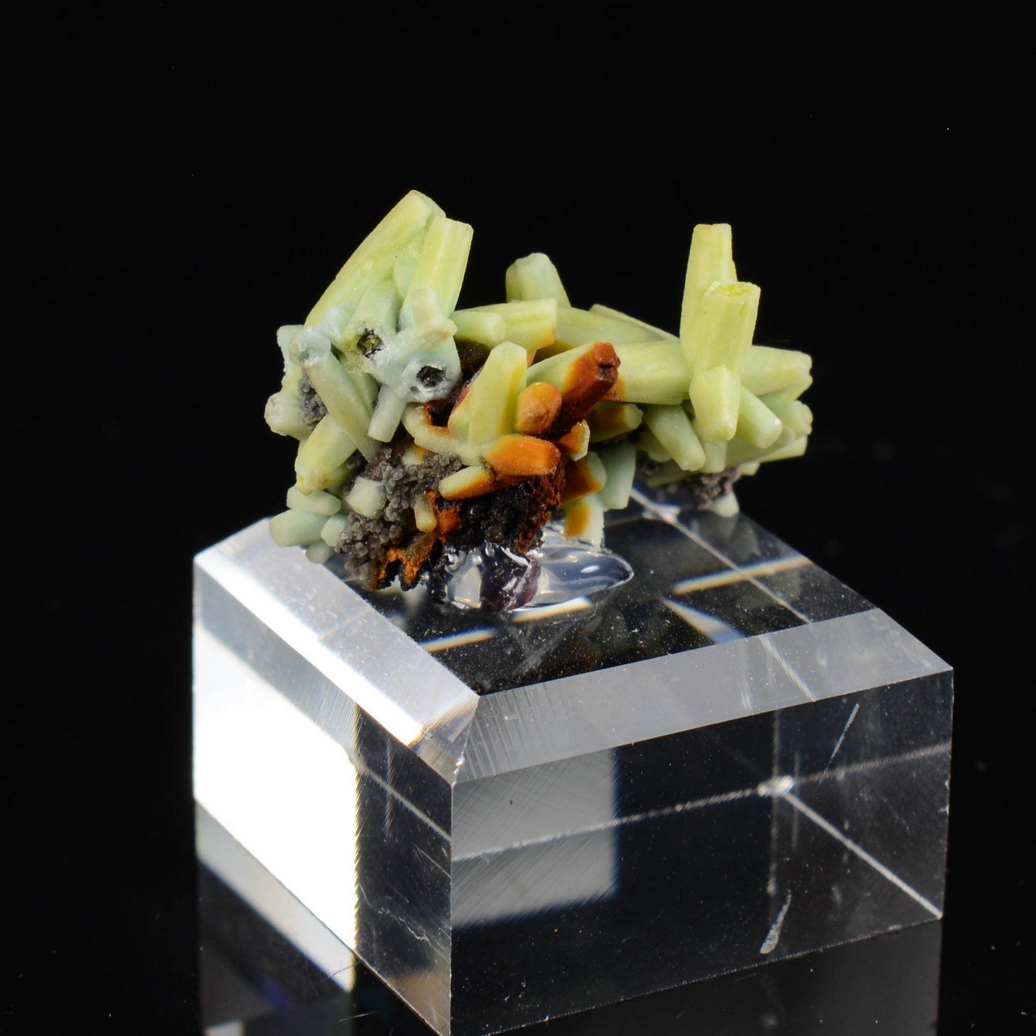 Plumbogummite psm après pyromorphite - Mine Yangshuo, Chine Plumbogummite psm après pyromorphite - Mine Yangshuo, Chine