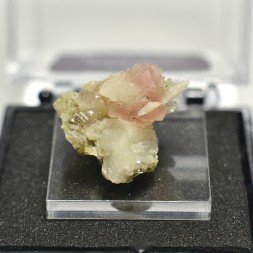 Pink fluorite, quartz, albite - Mont Blanc, Haute-Savoie, France
