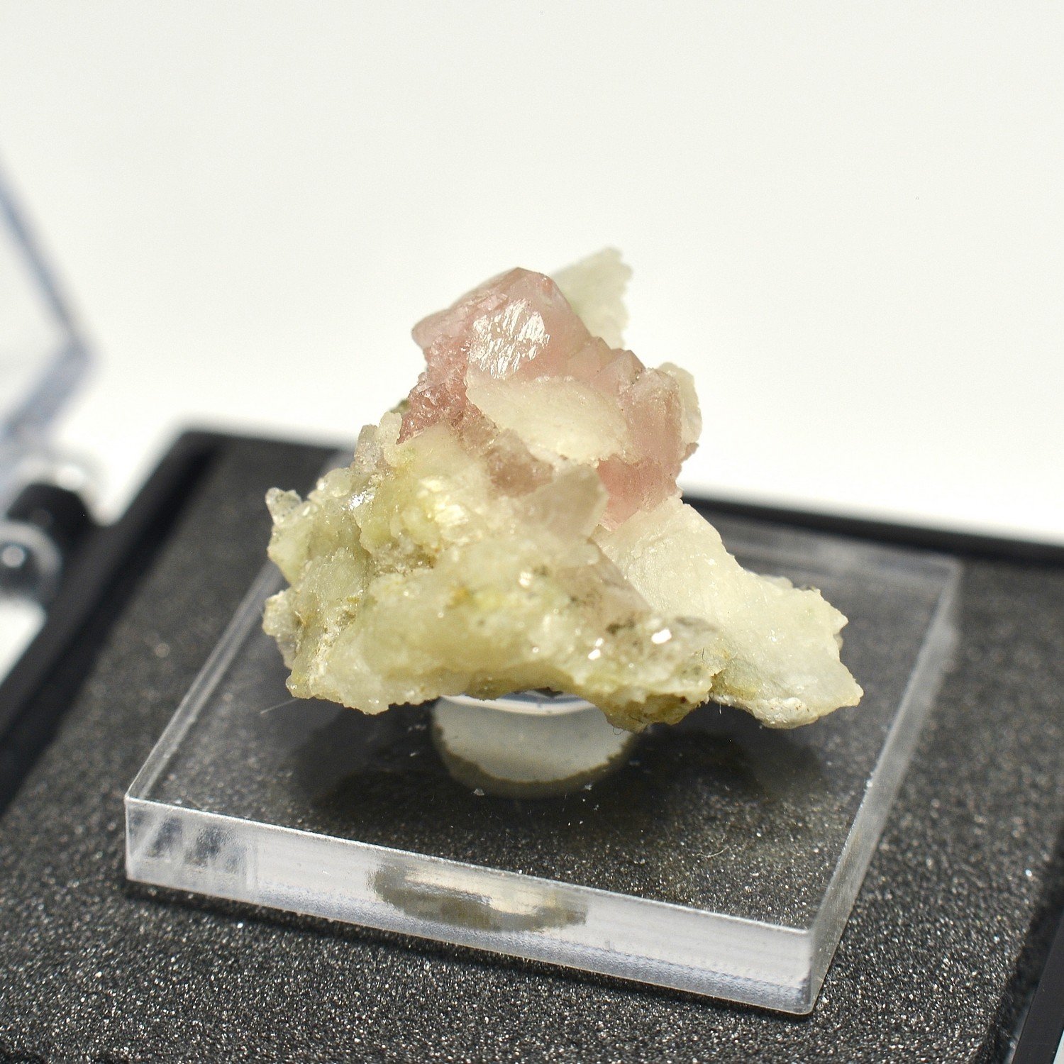Pink fluorite, quartz, albite - Mont Blanc, Haute-Savoie, France