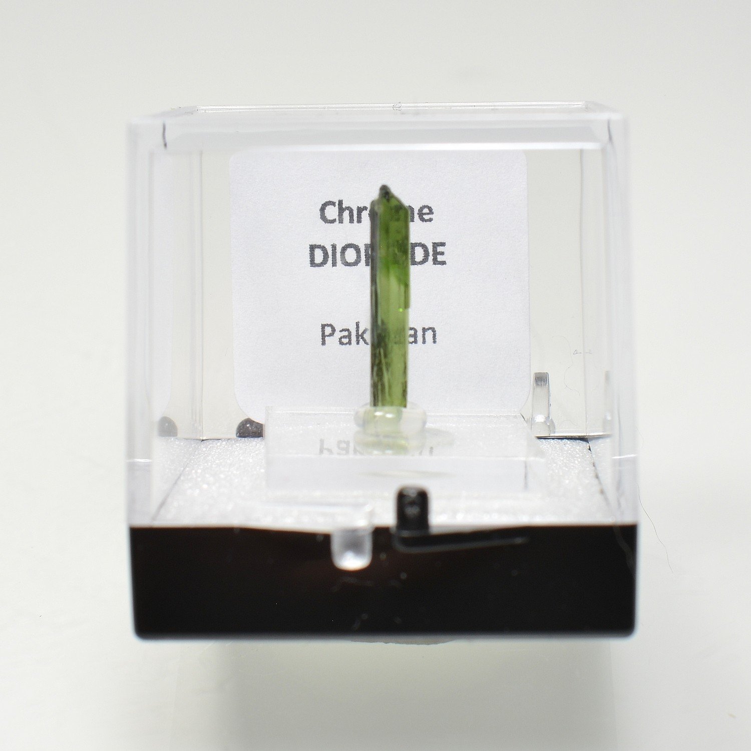 Chromium-bearing diopside - Pakistan