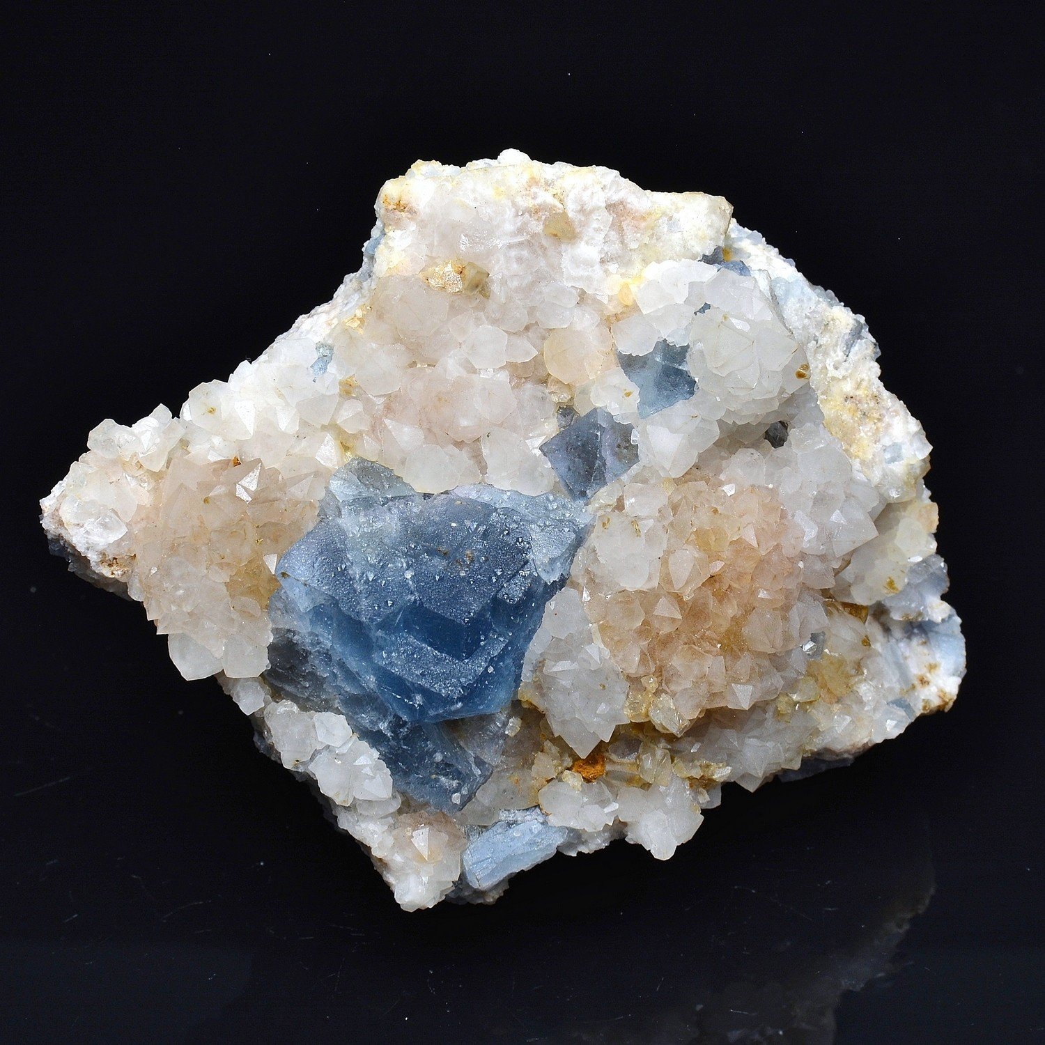Fluorine et quartz - Mine de Margou, Alban Tarn, France Fluorine et quartz - Mine de Margou, Alban Tarn, France