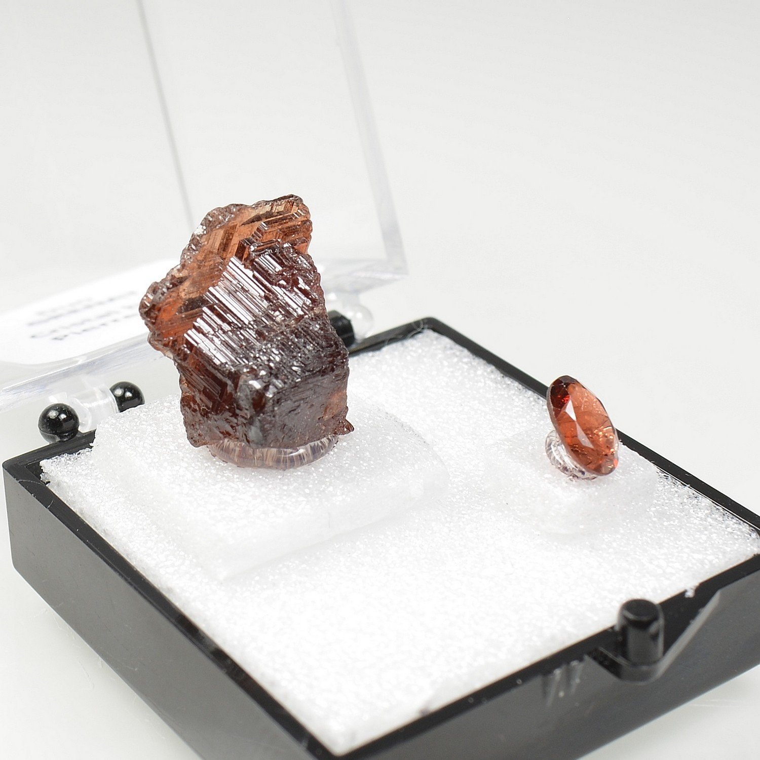 GARNET - DUO cut stone and crystallised stone