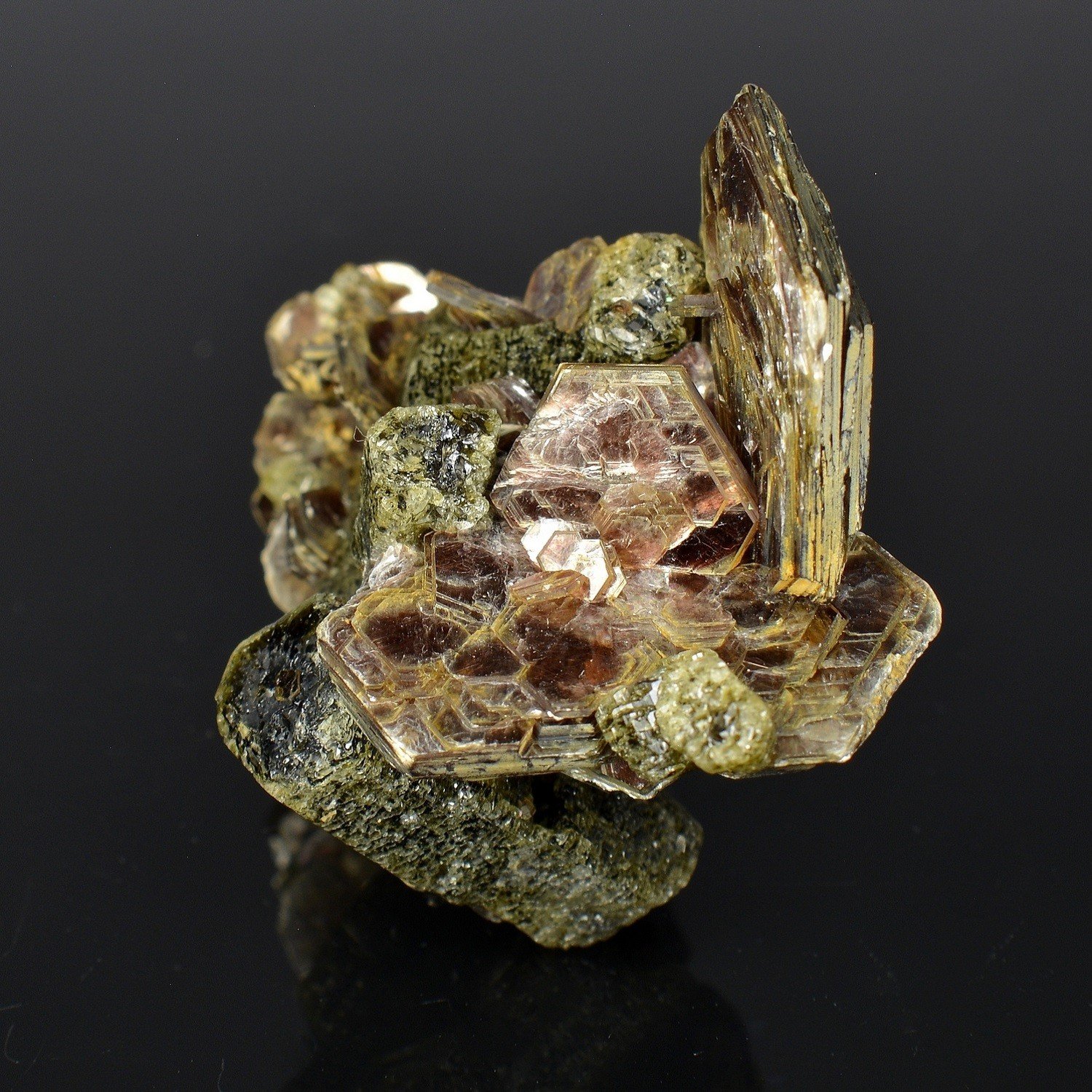 Muscovite et apatite - Zé Pinto prospect, Aldeia, Conselheiro Pena, Minas Gerais, Brésil