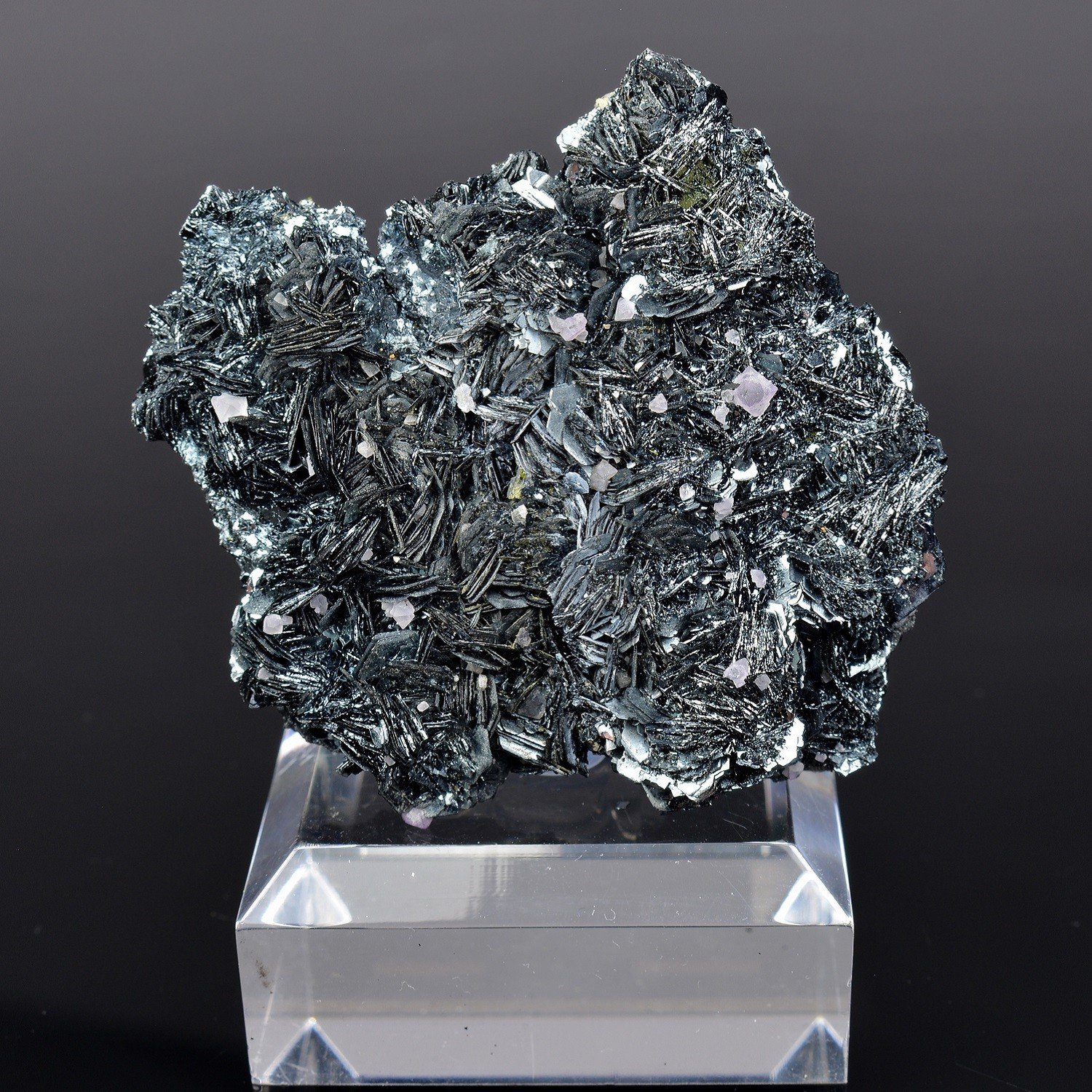 Fluorine sur hématite - Face Sud des Droites, Mont-Blanc, France