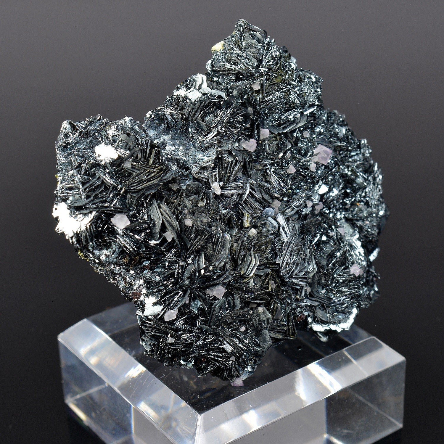 Fluorine sur hématite - Face Sud des Droites, Mont-Blanc, France