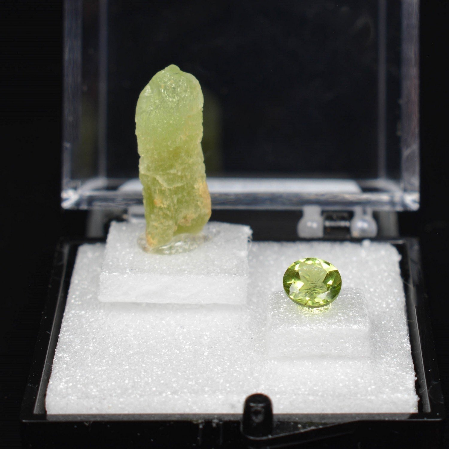 PERIDOT - DUO: cut stone and crystallised stone PERIDOT - DUO: cut stone and crystallised stone