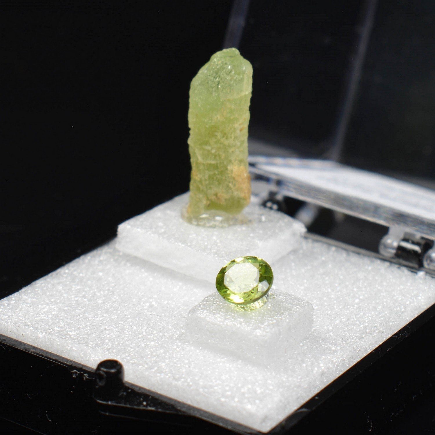 PERIDOT - DUO: cut stone and crystallised stone PERIDOT - DUO: cut stone and crystallised stone
