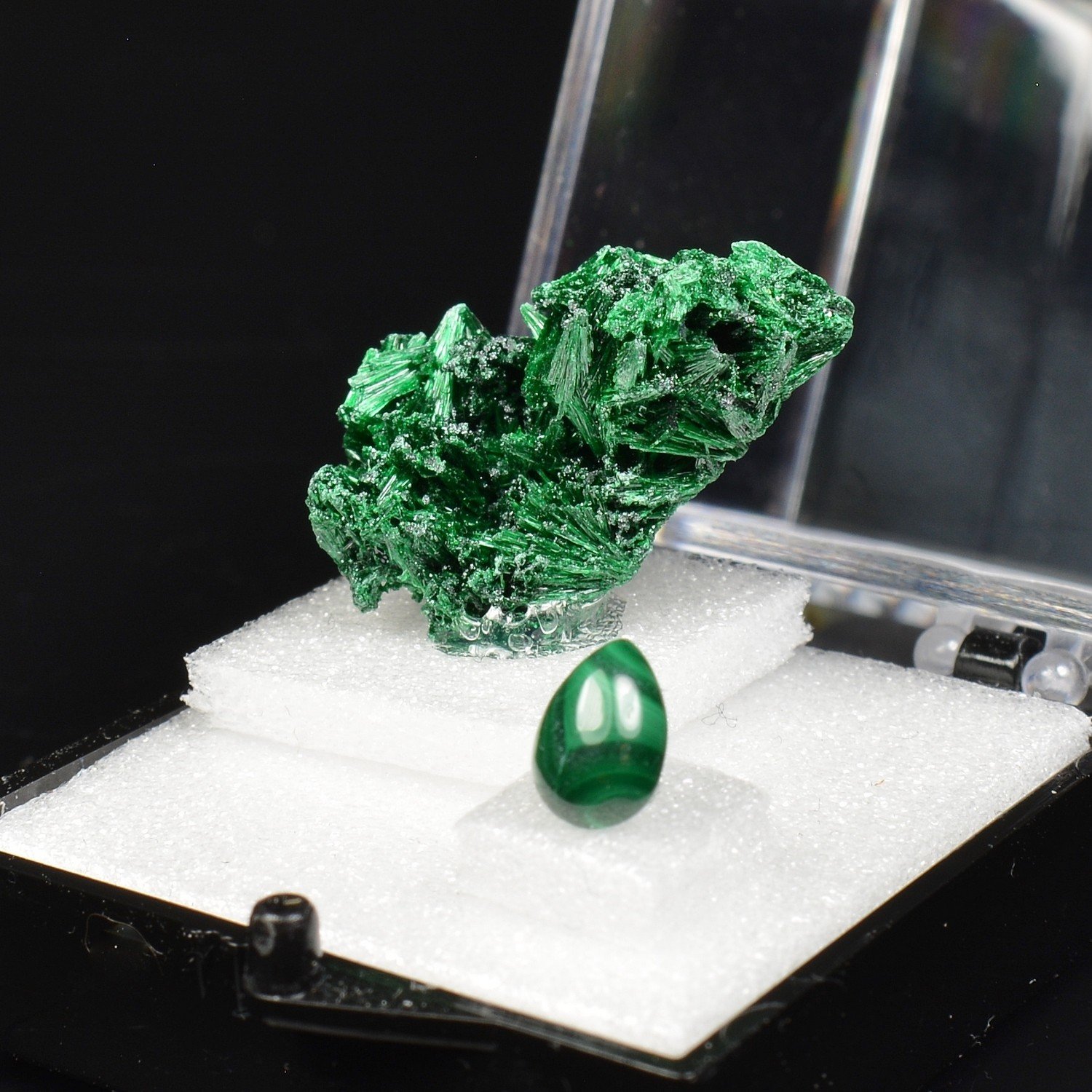 MALACHITE - DUO: cut stone and crystallised stone