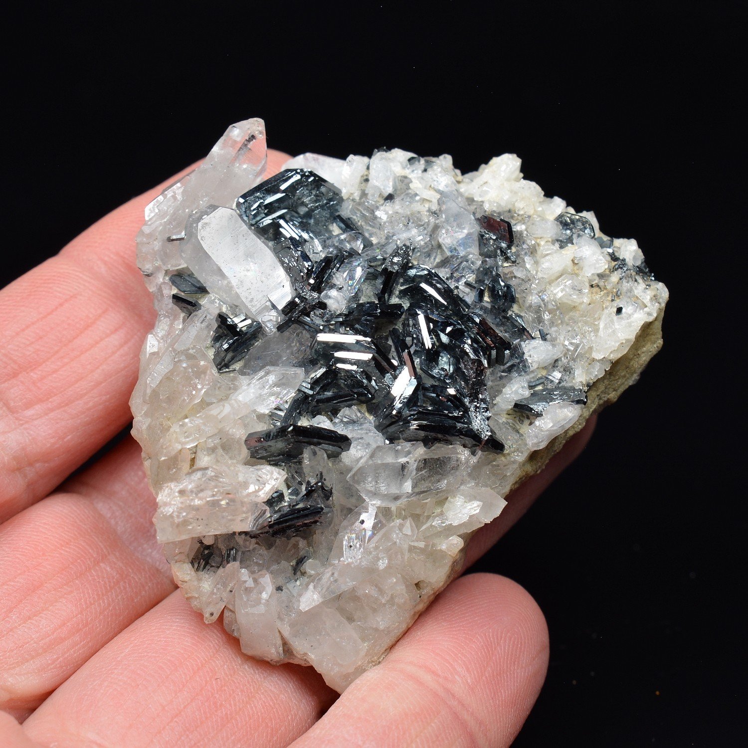 Hematite on quartz - Saint-Christophe-en-Oisans, Isère, France