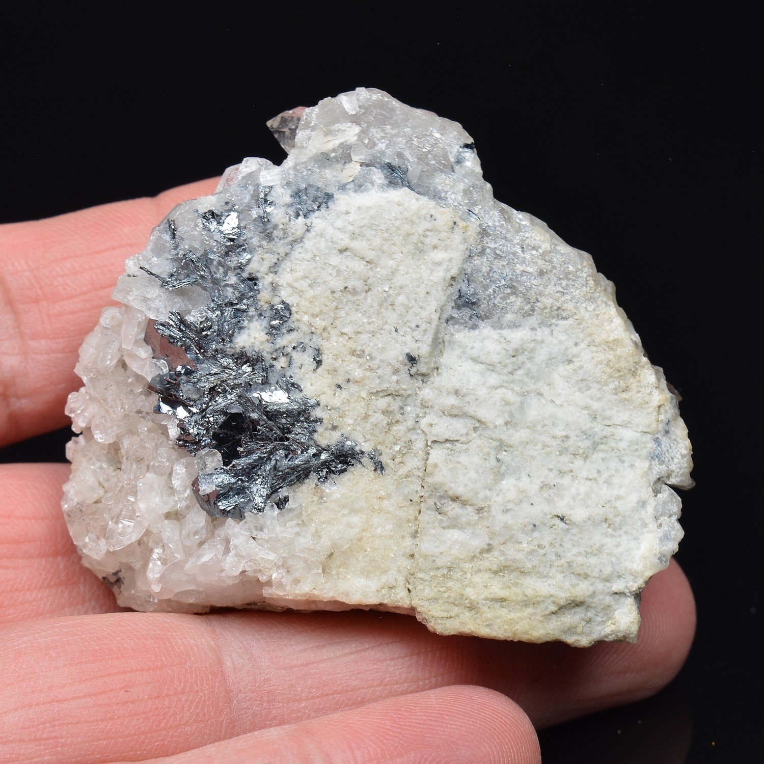 Hematite on quartz - Saint-Christophe-en-Oisans, Isère, France