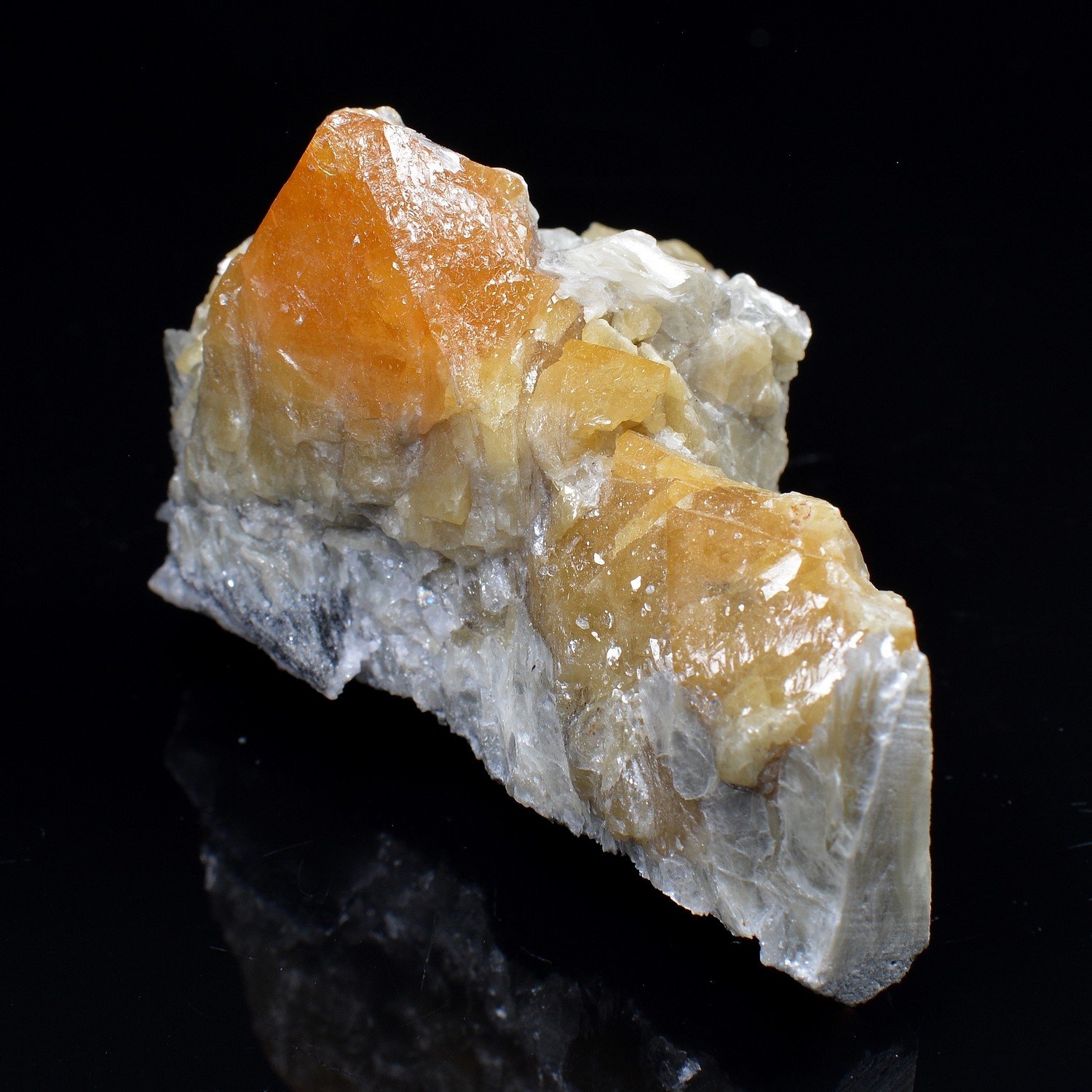 Scheelite sur muscovite - Monts Xuebaoding, Pingwu, Province du Sichuan, Chine
