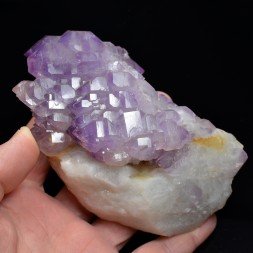 Quartz améthyste - Ambilobe, Vallée de Mahavavy, Madagascar