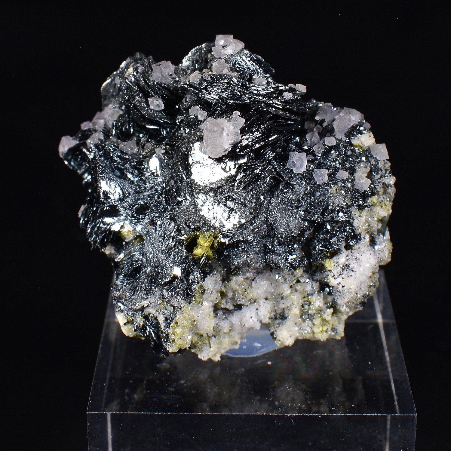 Fluorine sur hématite - Face Sud des Droites, Mont-Blanc, France