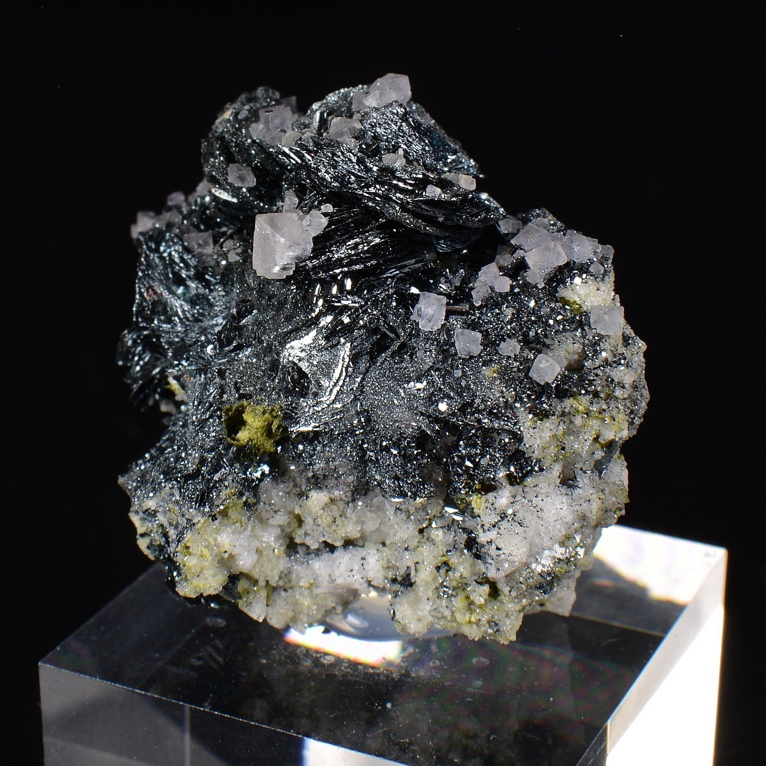 Fluorine sur hématite - Face Sud des Droites, Mont-Blanc, France