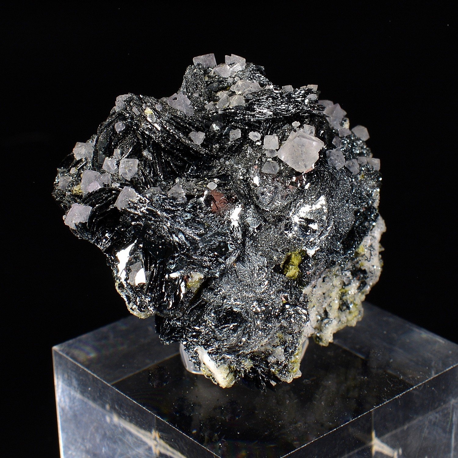 Fluorine sur hématite - Face Sud des Droites, Mont-Blanc, France
