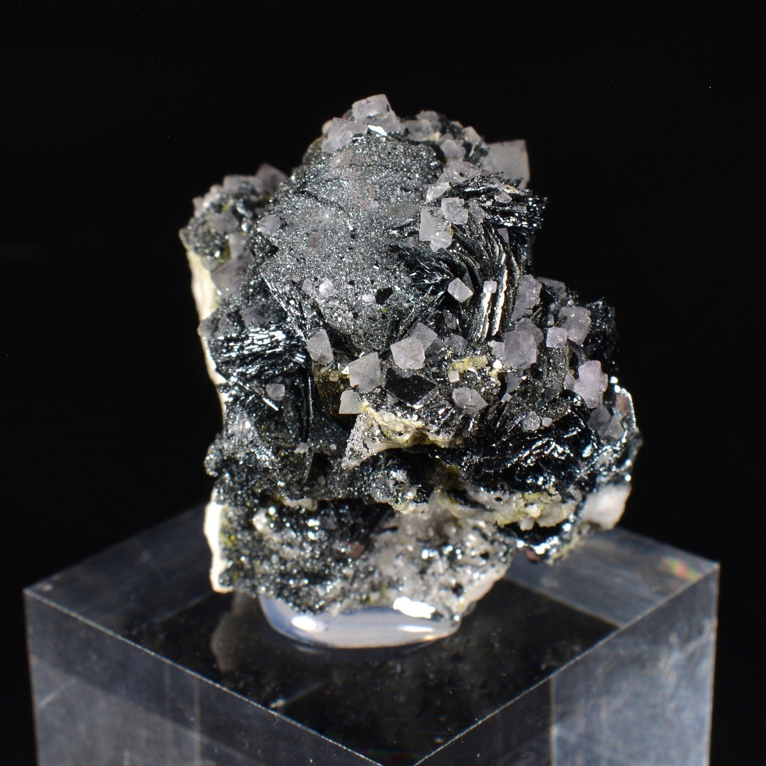 Fluorine sur hématite - Face Sud des Droites, Mont-Blanc, France