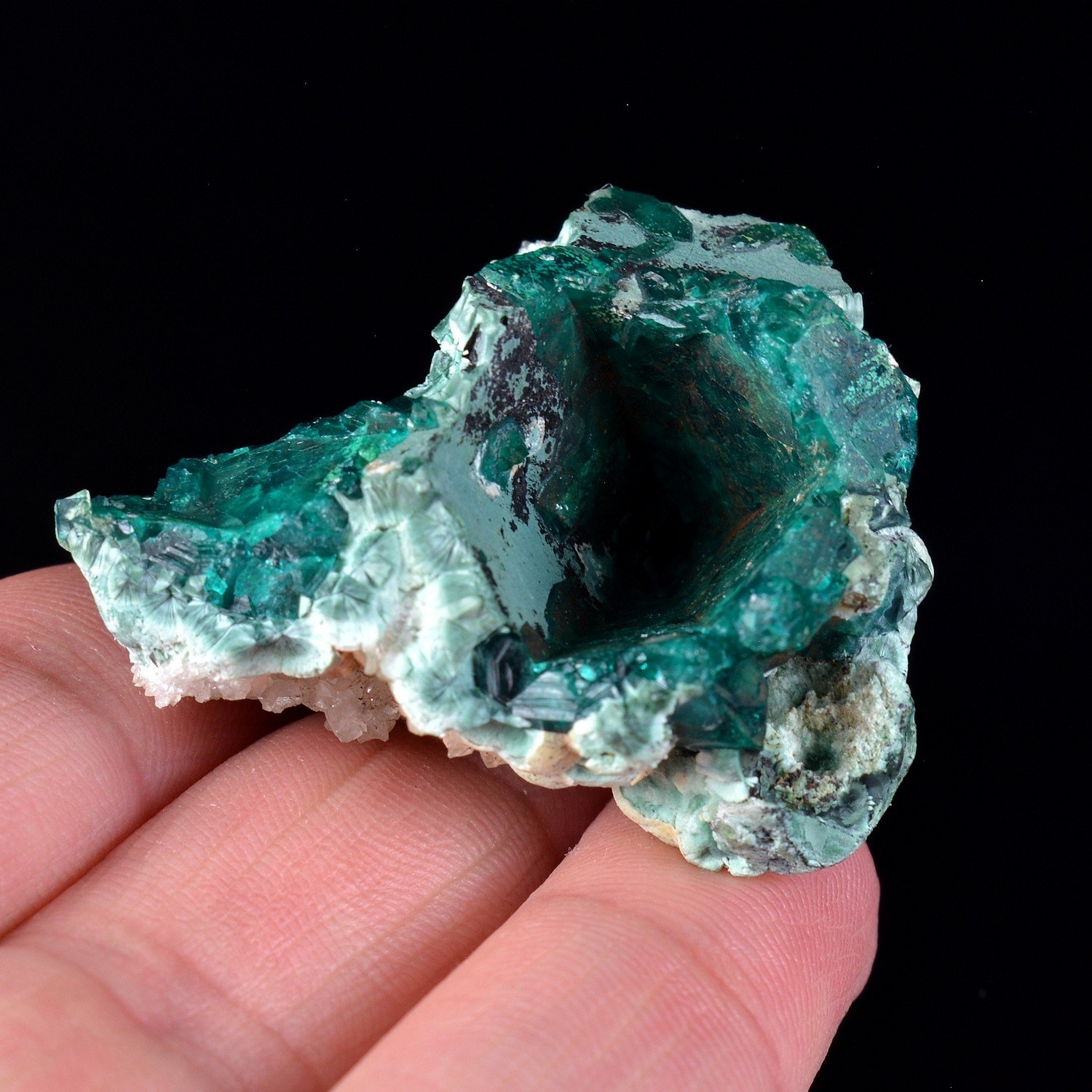 Dioptase après calcite - Mine Tantara, Katanga, Congo