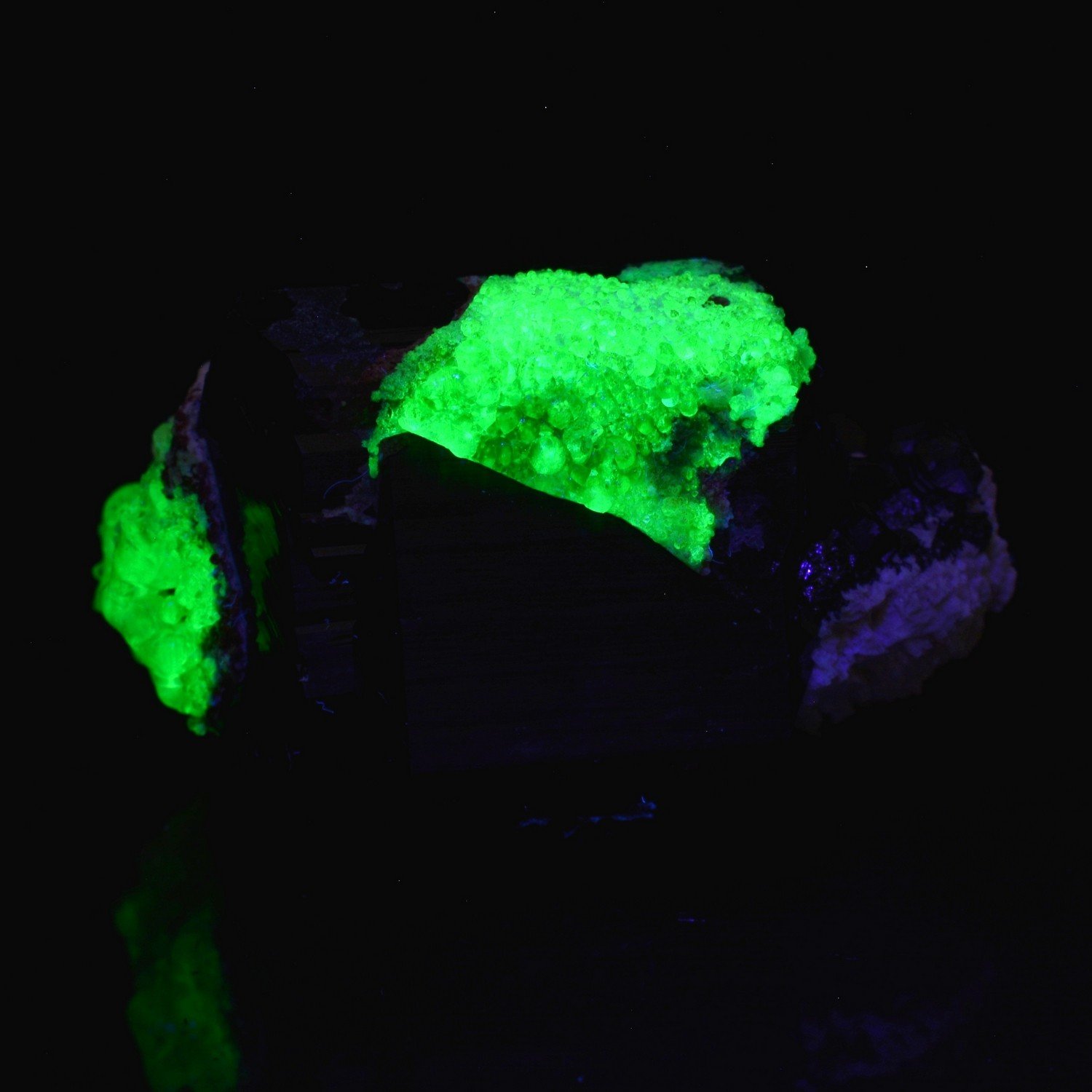 Tourmaline var. schorl et opale hyalite - Monts Erongo, Namibie