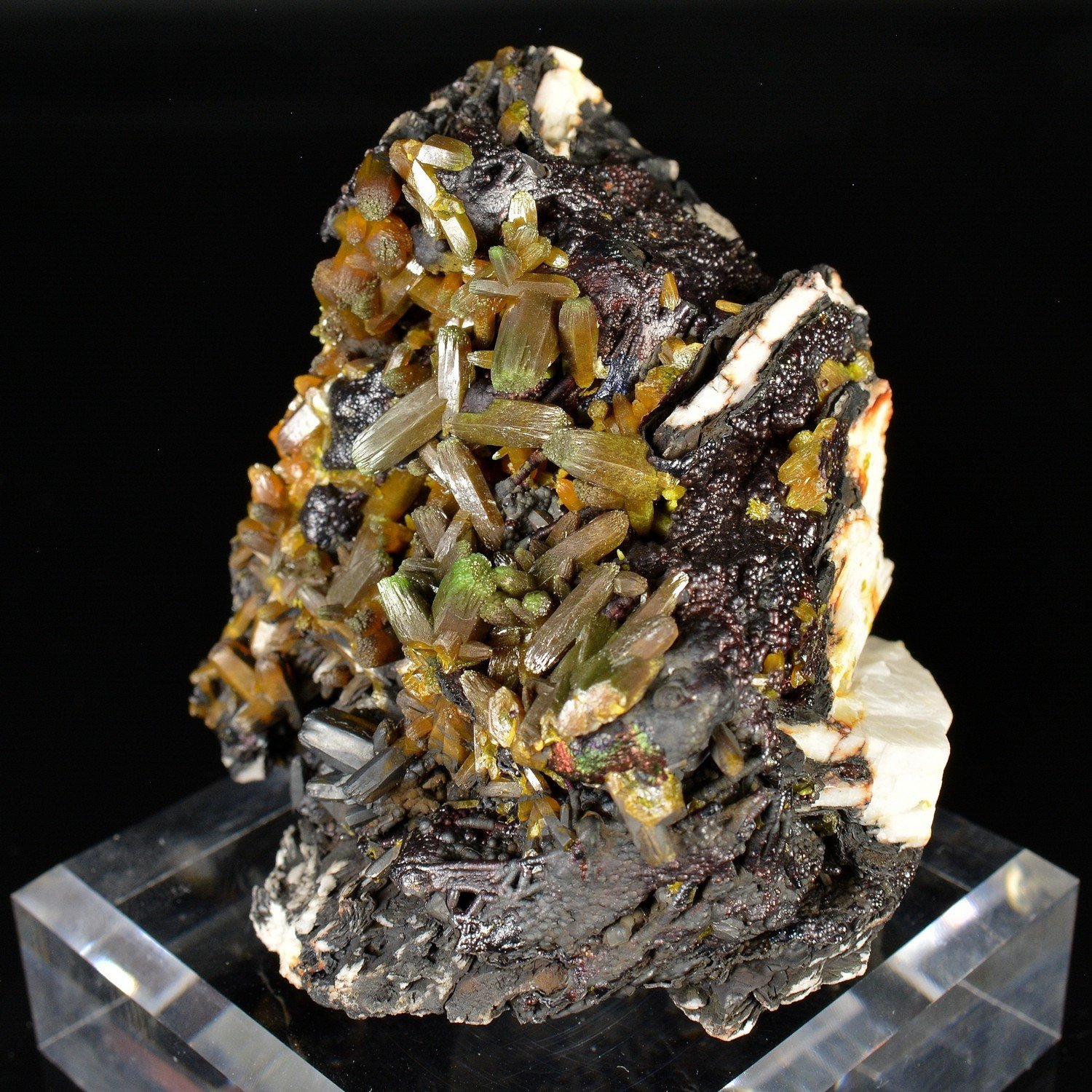 Pyromorphite sur barytine - Mine des Farges, Ussel, Corrèze, France