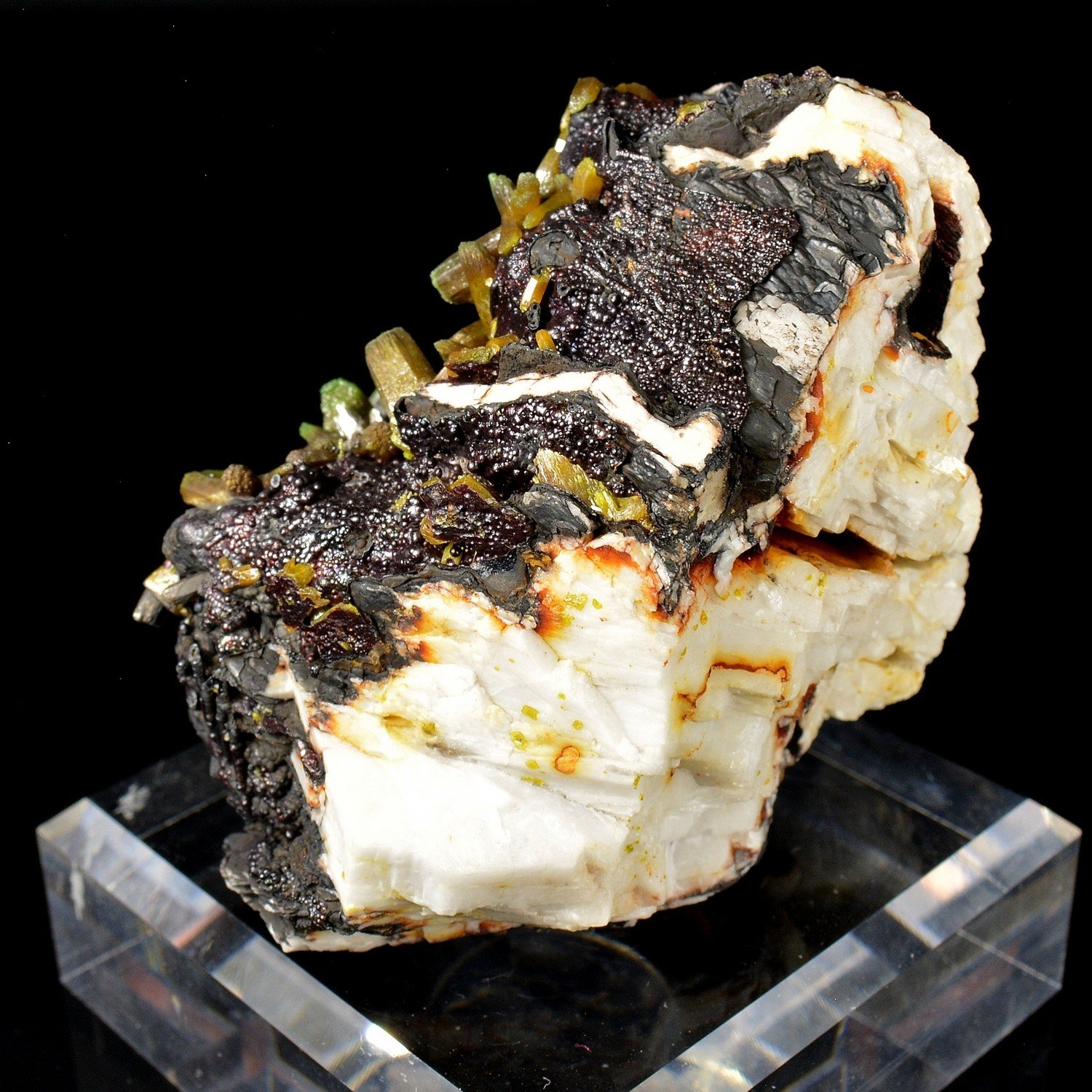 Pyromorphite sur barytine - Mine des Farges, Ussel, Corrèze, France