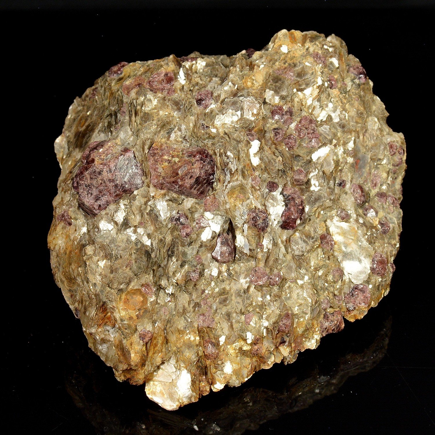 Grenat et muscovite - Elliant, Finistère, France