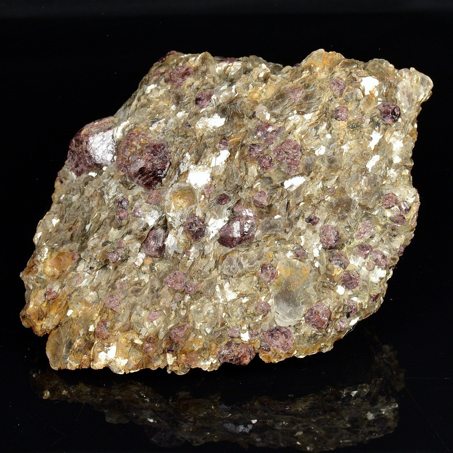 Garnet and muscovite – Elliant, Finistère, France