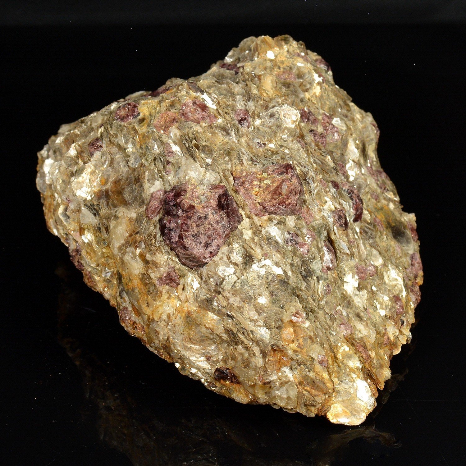 Grenat et muscovite - Elliant, Finistère, France