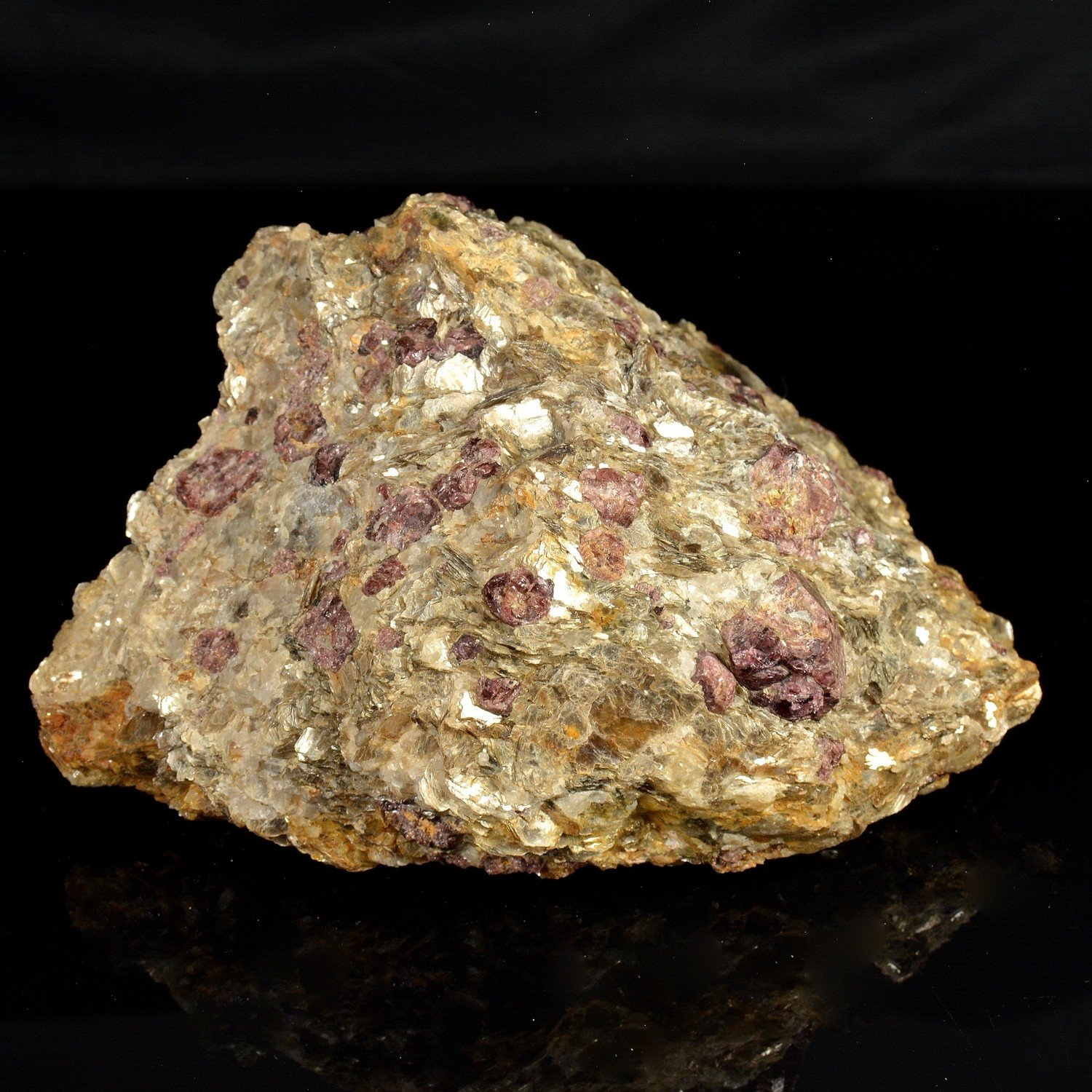 Garnet and muscovite – Elliant, Finistère, France