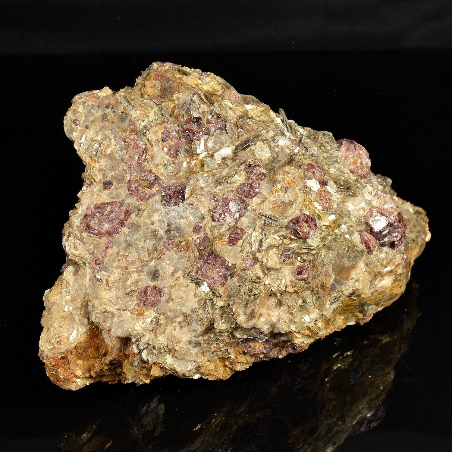 Garnet and muscovite – Elliant, Finistère, France