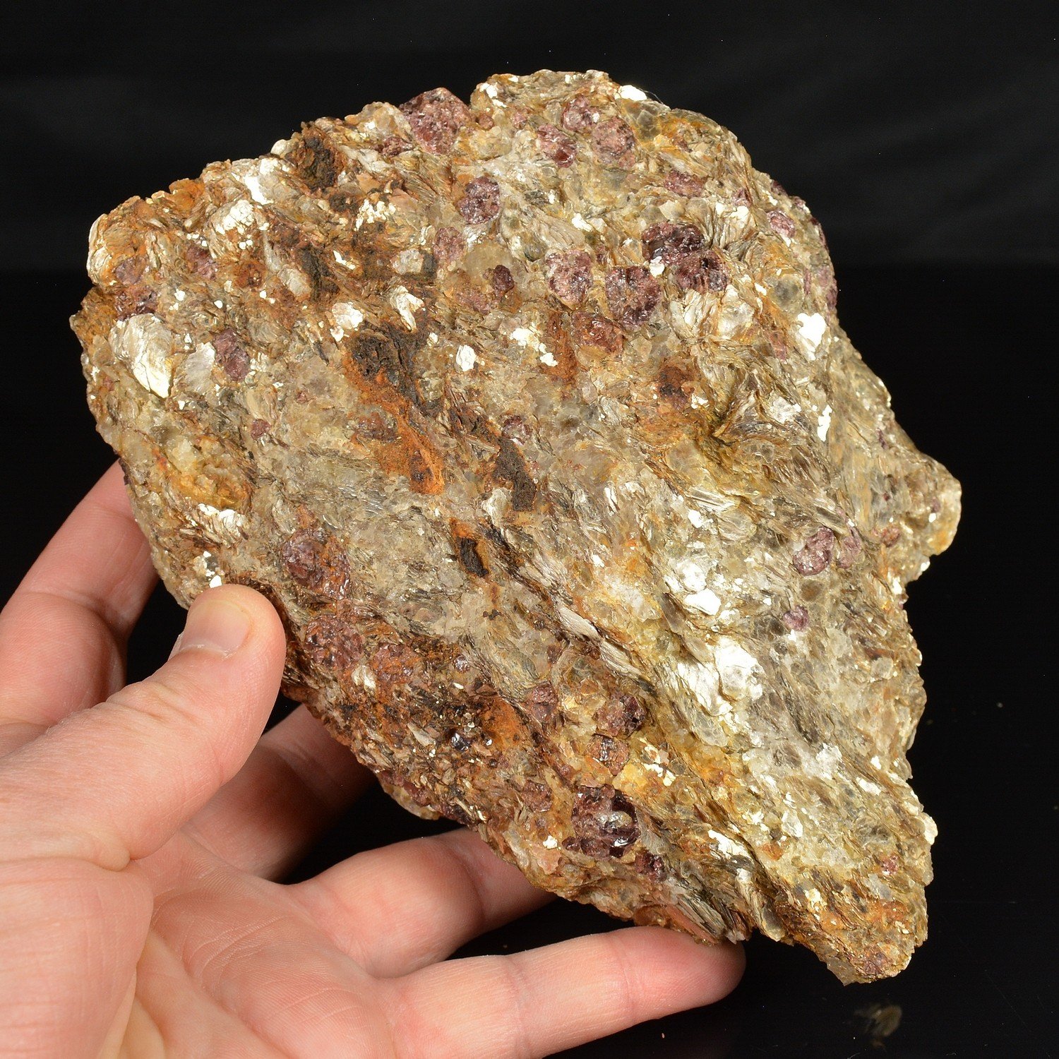 Grenat et muscovite - Elliant, Finistère, France