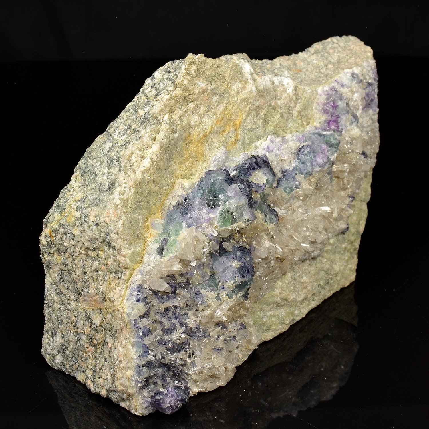 Fluorine et quartz - Grand-Champ, Morbihan, France Fluorine et quartz - Grand-Champ, Morbihan, France